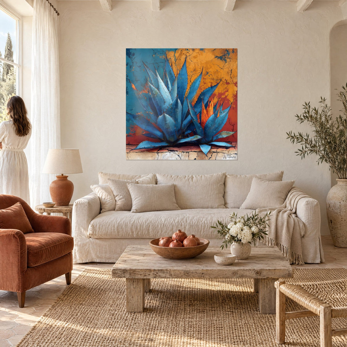 Gemälde Blaue Agave mit gezackten Blättern vor orangefarbener, rissiger Wand in Rost- und Terrakottatönen, über einem Sofa in einem hellen Wohnzimmer