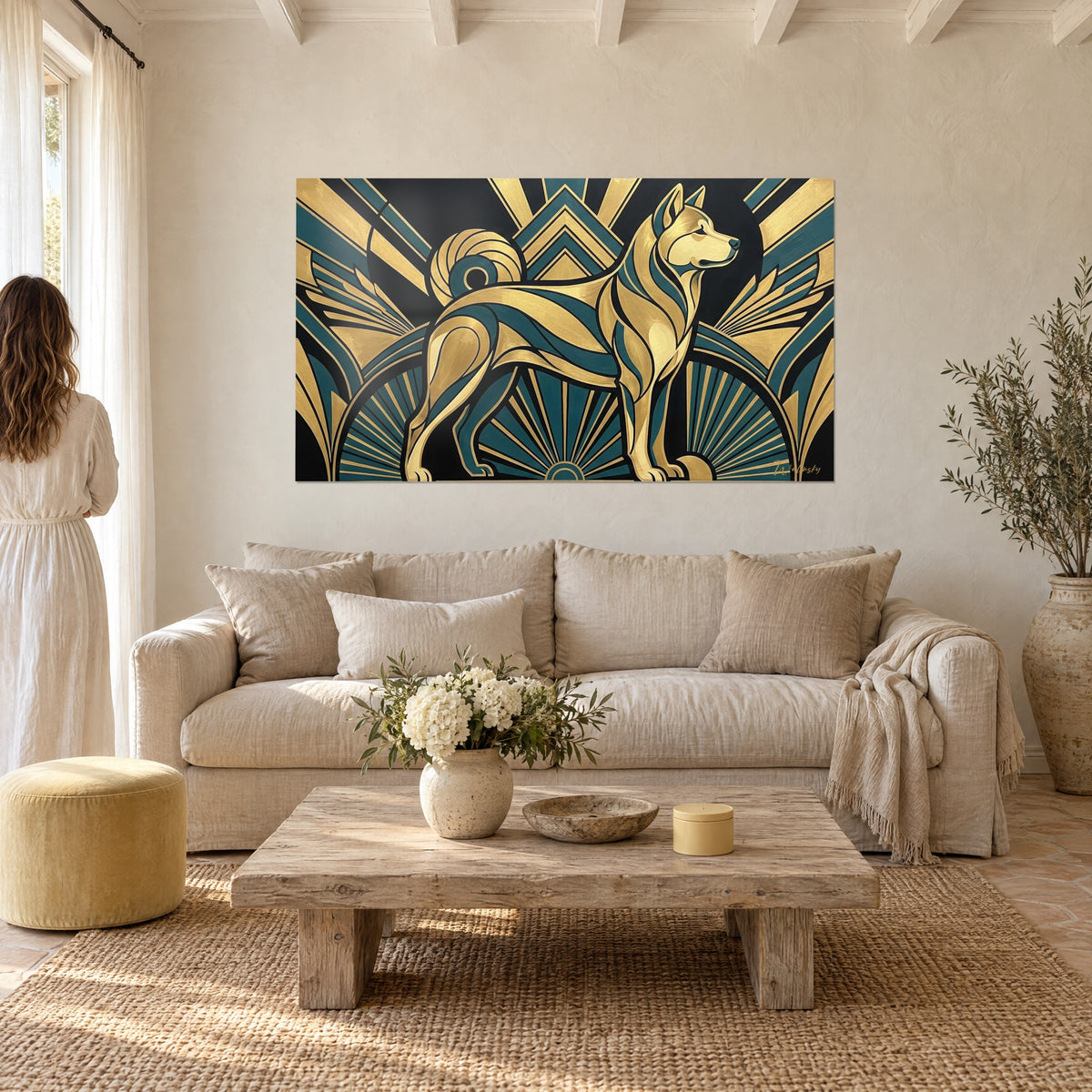Quadro di un cane Akita di profilo in oro spazzolato e verde anatra, raggi neri Art Déco, sopra un divano in un soggiorno luminoso