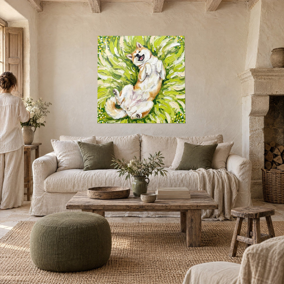Cuadro de un akita tumbado boca arriba, pelaje blanco y rojizo, hierba verde anís en espirales, encima de un sofá en un salón luminoso