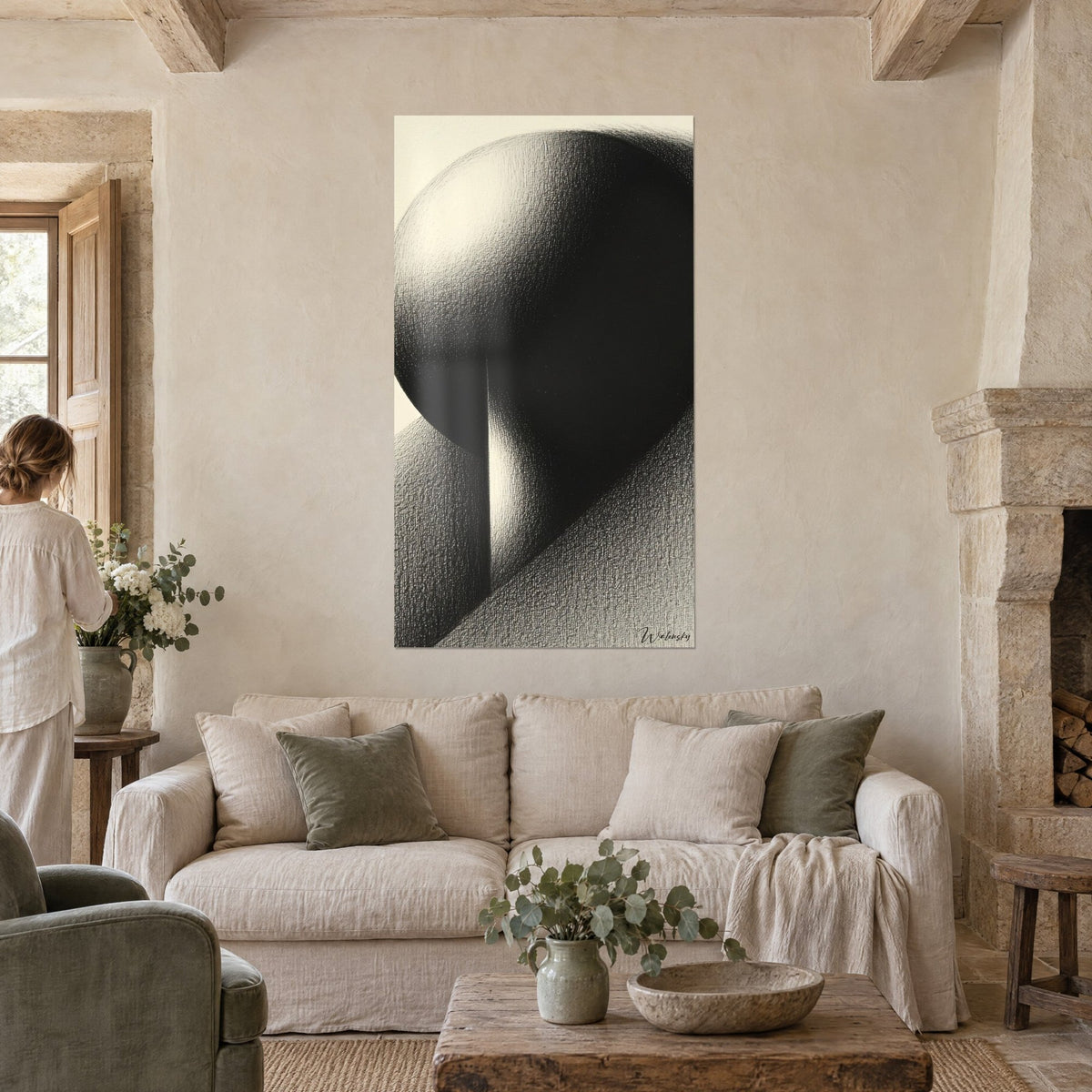Gemälde Kugel in Schwarz auf schräg gestelltem Sockel, strukturierte Kohlezeichnung in Schwarz und Cremeweiß, Dreiviertelansicht von hinten, über einem Sofa in einem hellen Wohnzimmer