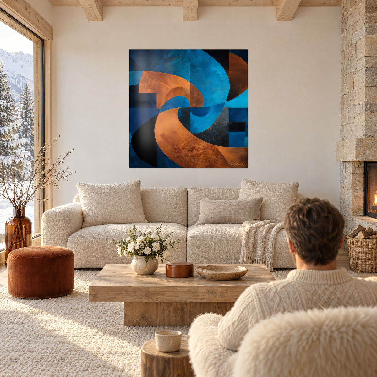Cuadro espirales de cobre entrelazadas sobre fondo azul cobalto, arcos naranjas y negros, encima de un sofá en un salón luminoso