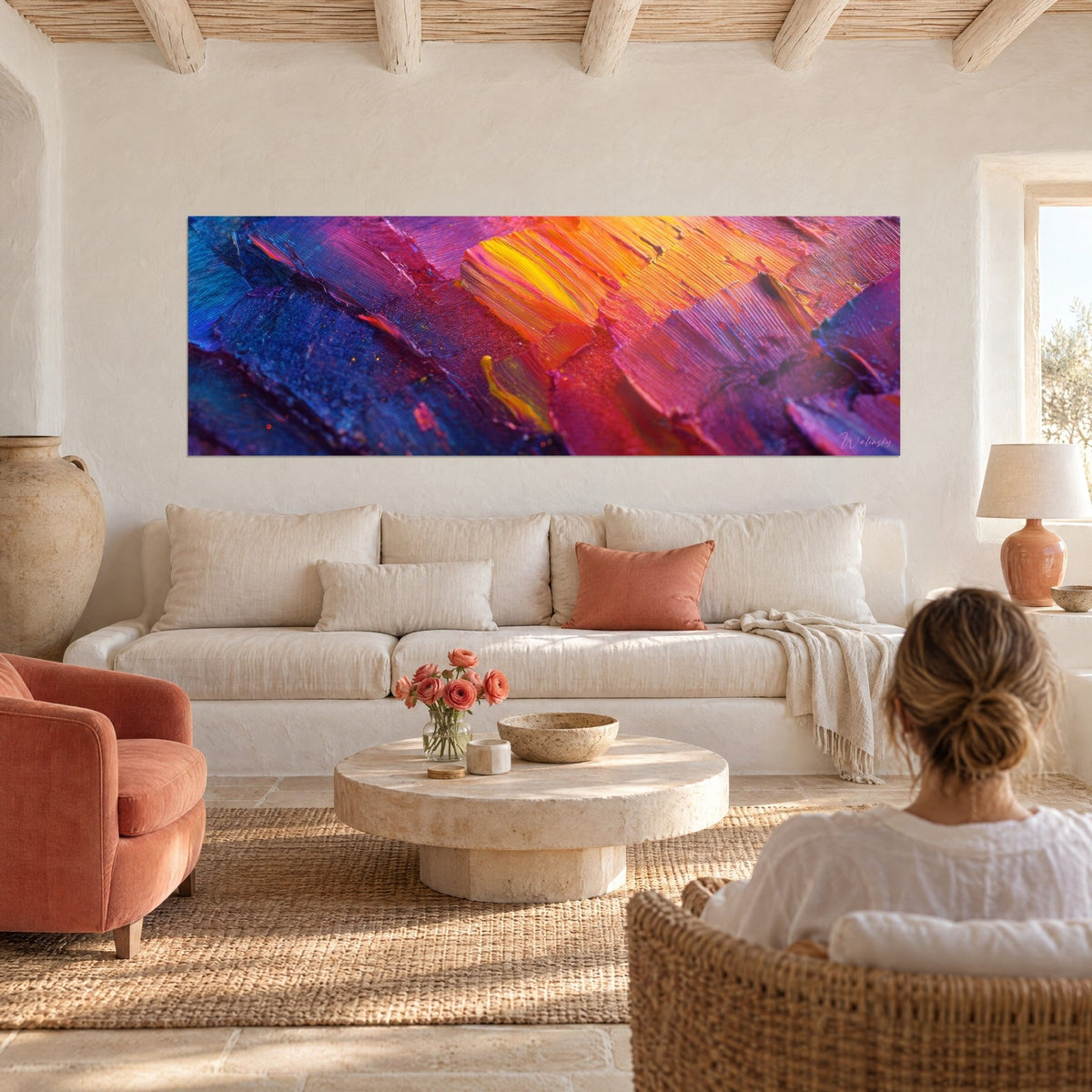 Tableau empâtements flamboyants orange et indigo, panoramique au-dessus d'un canapé dans un salon lumineux