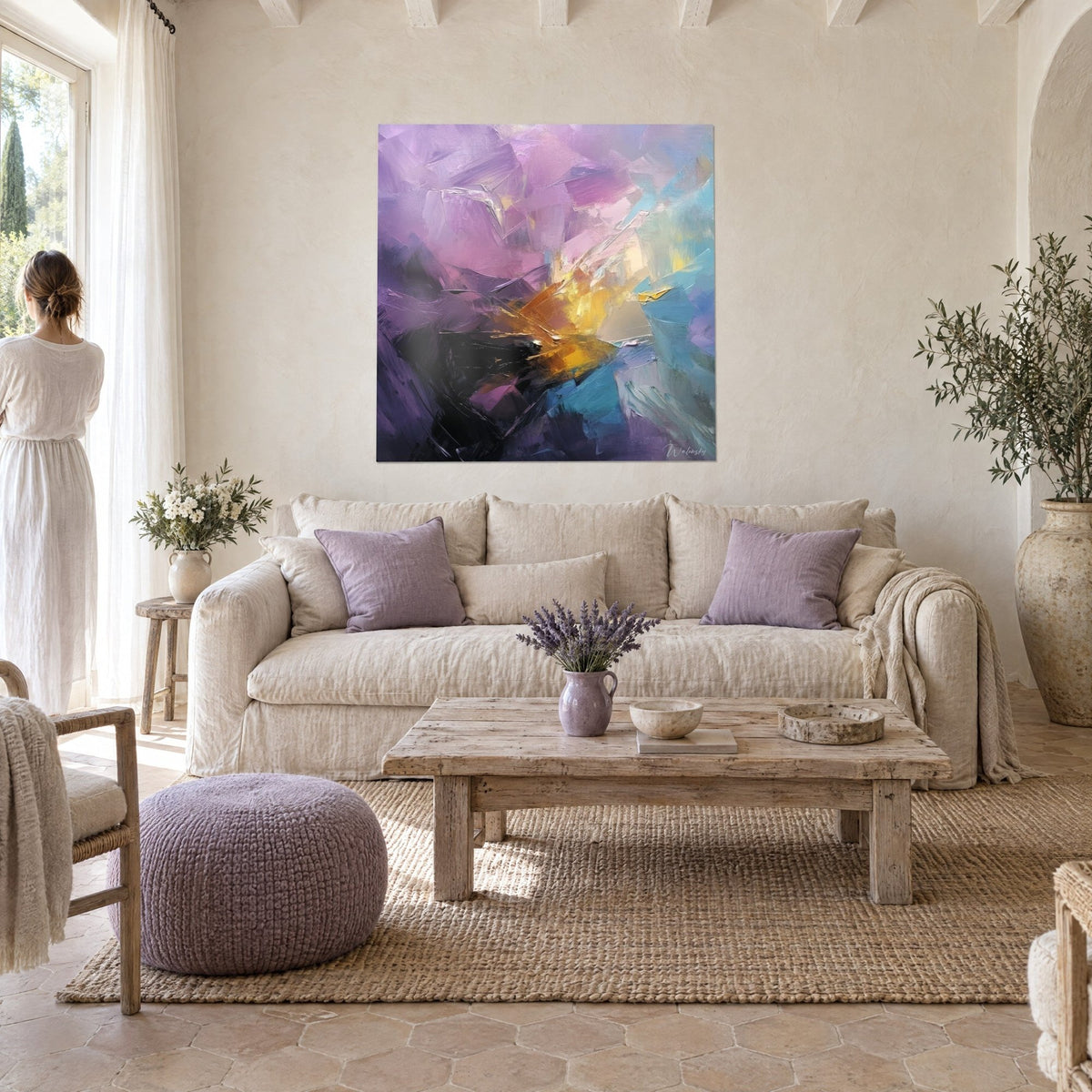 Cuadro destello dorado en el corazón de facetas violetas y turquesa, pareja de espaldas, sobre un sofá en un salón luminoso
