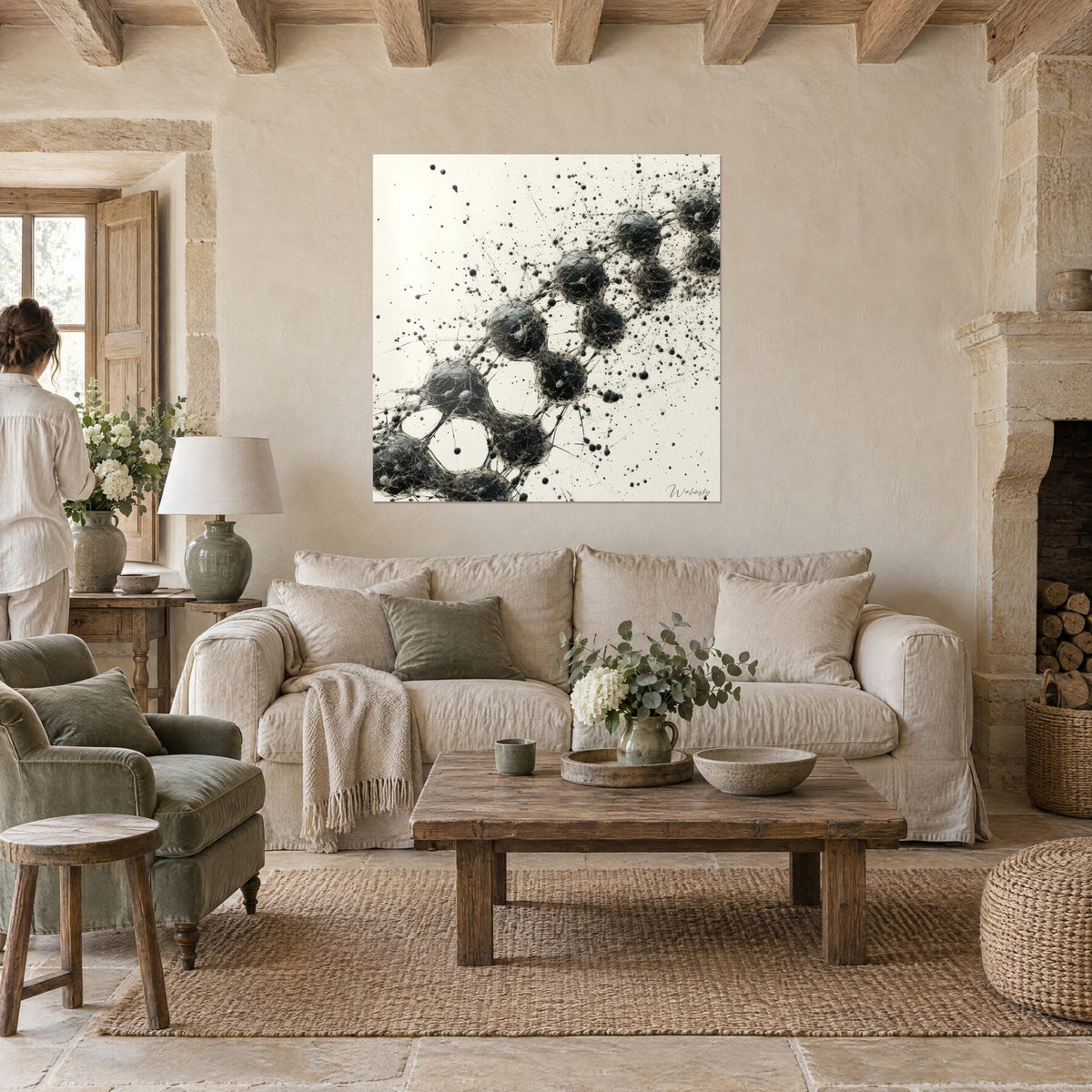 Tableau hélice ADN en sphères noires reliées par des fils d'encre sur fond ivoire, au-dessus d'un canapé dans un salon lumineux