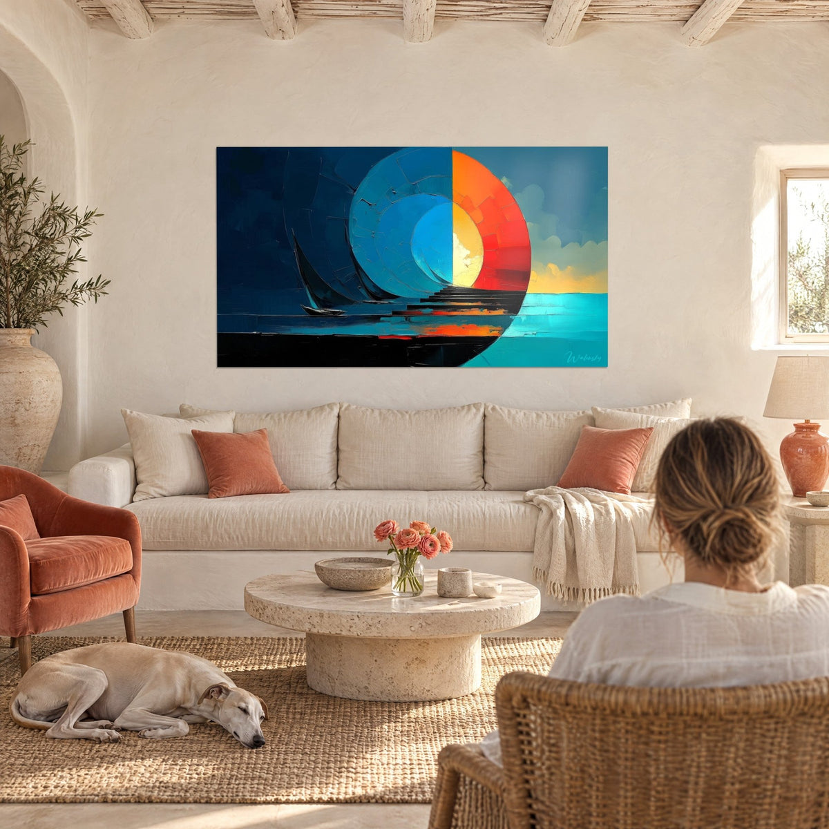 Schilderij zwart zeilschip voor een oranje en nachtblauwe spiraal, van achteren bekeken door een vrouw, boven een bank in een lichte woonkamer