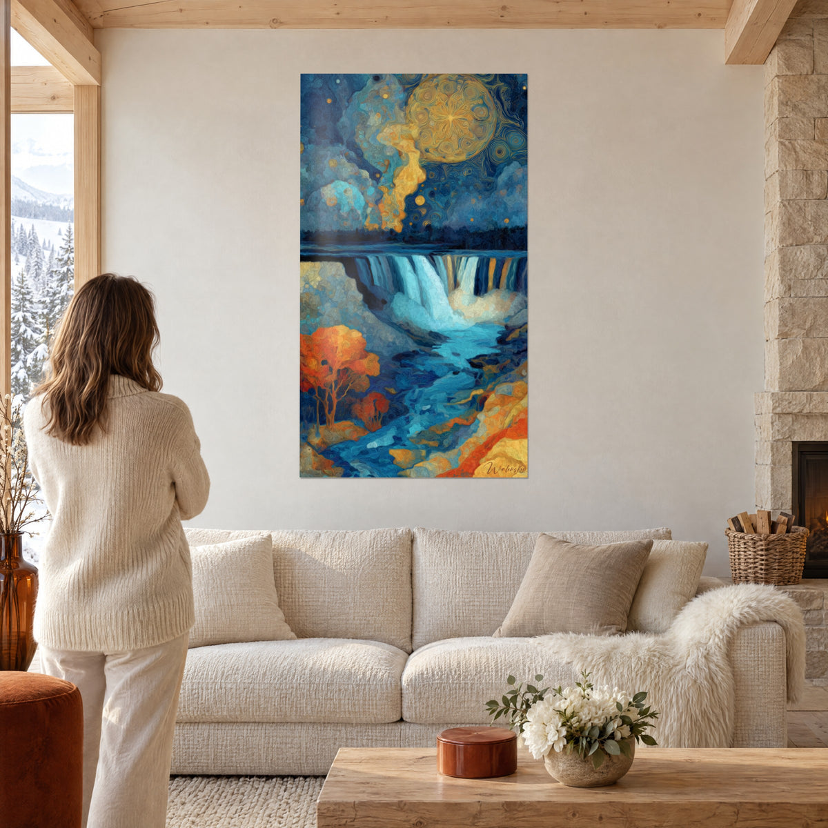 Tableau chute d'eau turquoise sous un soleil doré en spirales, femme de dos au-dessus d'un canapé dans un salon lumineux