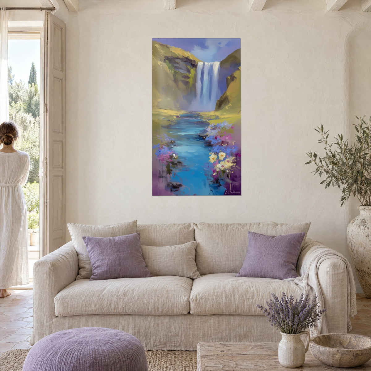 Gemälde Wasserfall stürzt von einer moosbewachsenen Klippe in einen türkisfarbenen Bach mit violetten Blumen, über einem Sofa in einem hellen Wohnzimmer