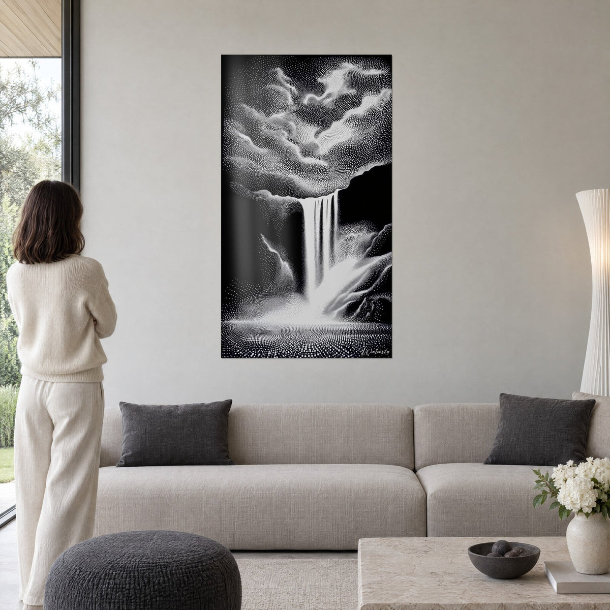 Tableau chute d'eau en pointillisme blanc sur fond noir, nuages de points et brume, au-dessus d'un canapé dans un salon lumineux