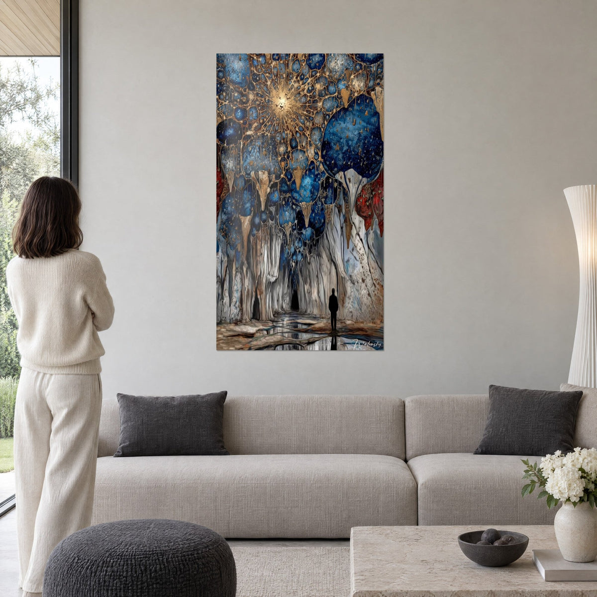 Tableau cathédrale souterraine aux bulles bleu nuit et or, silhouette sombre sous la voûte, au-dessus d'un canapé dans un salon lumineux