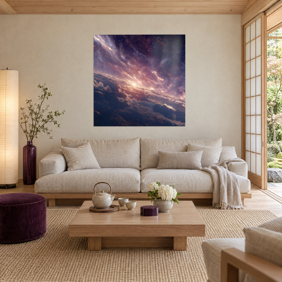 Gemälde kosmische Wolken in Violett und Ocker unter einem leuchtend goldenen Halo, über einem Sofa in einem hellen Wohnzimmer