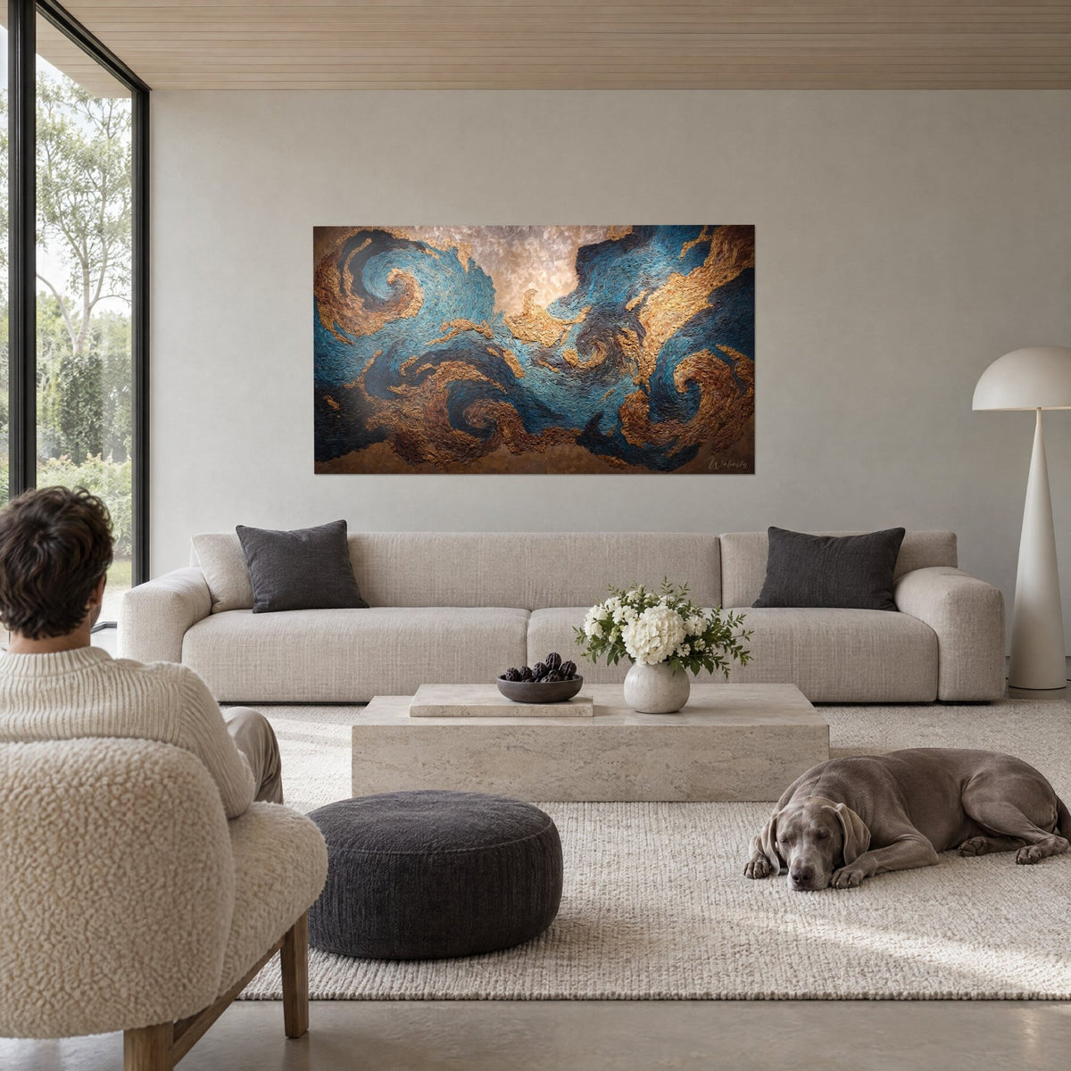 Quadro vortici cosmici in rilievo, volute blu turchese e ocra dorata, due spettatori di spalle davanti a un divano in un soggiorno luminoso