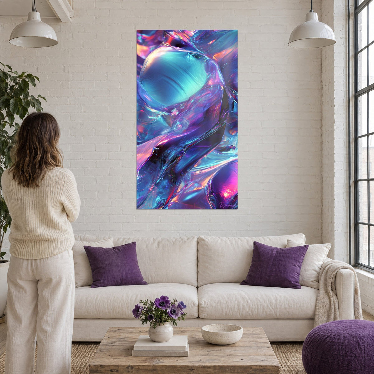 Quadro sfera di vetro turchese incastonata tra onde viola e rosa, donna di spalle, sopra un divano in un soggiorno luminoso