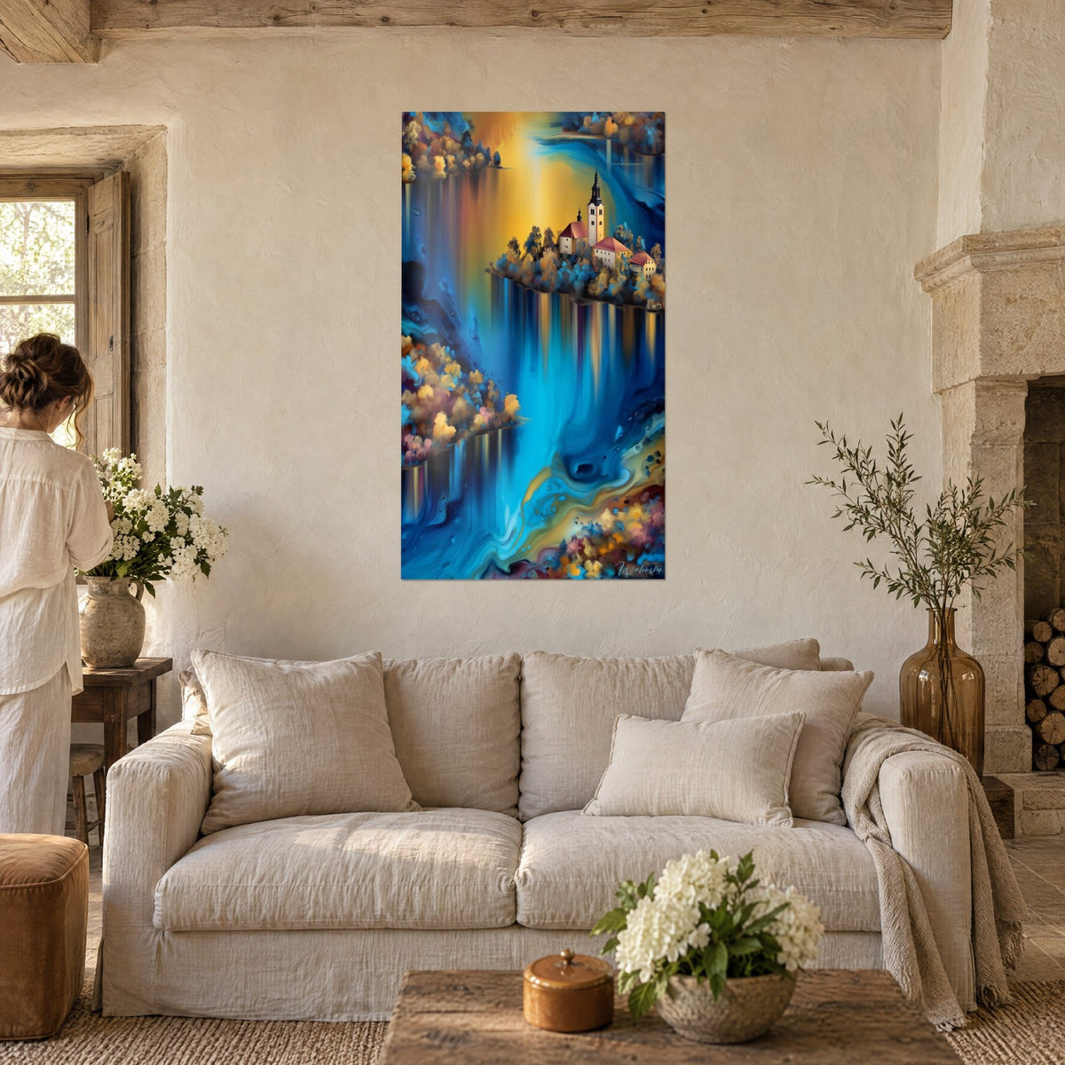 Tableau clocher blanc sur îlot boisé, reflets or et bleu azur, mur de pierre, au-dessus d'un canapé dans un salon lumineux
