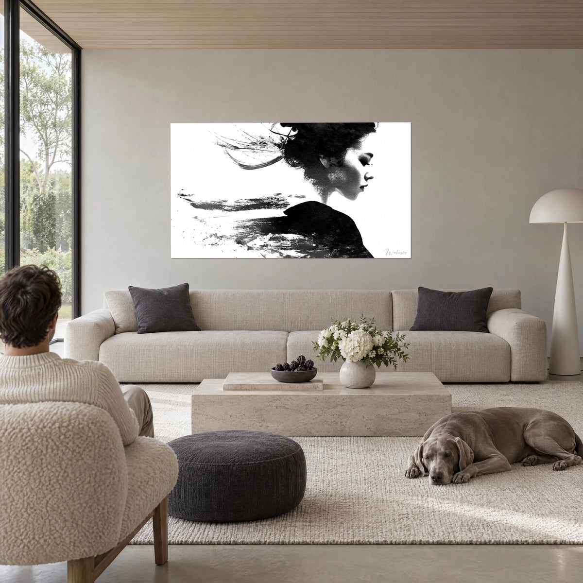 Gemälde Porträt einer Frau im Profil, schwarze Tusche auf weißem Grund, wehendes Haar, über einem Sofa in einem hellen Wohnzimmer