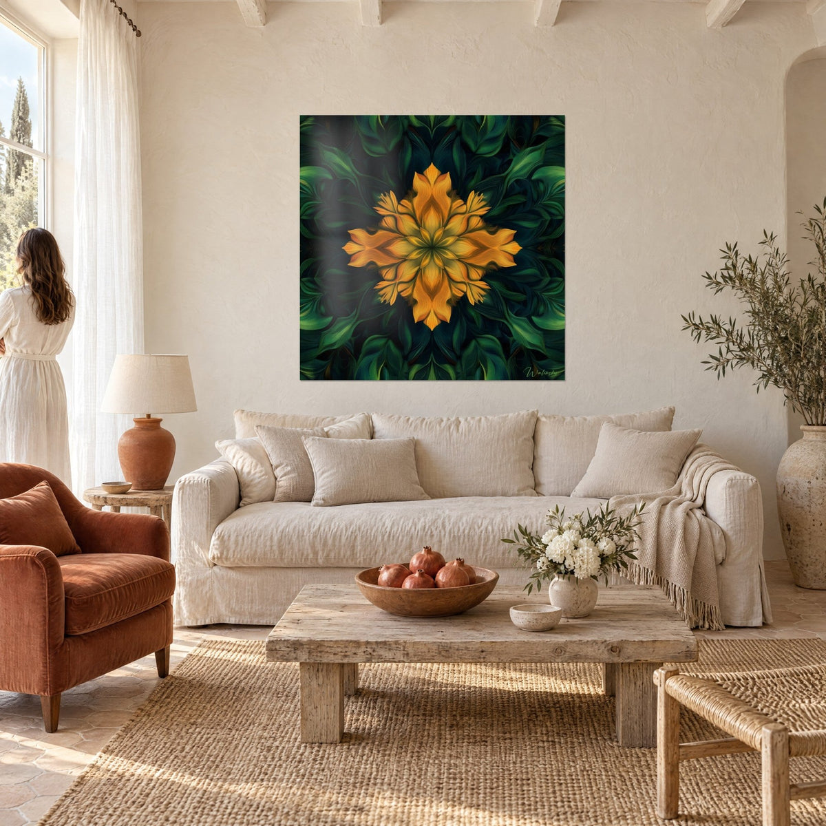 Tableau fleur mandala dorée aux pétales orange et miel sur feuillage vert émeraude, au-dessus d'un canapé dans un salon lumineux