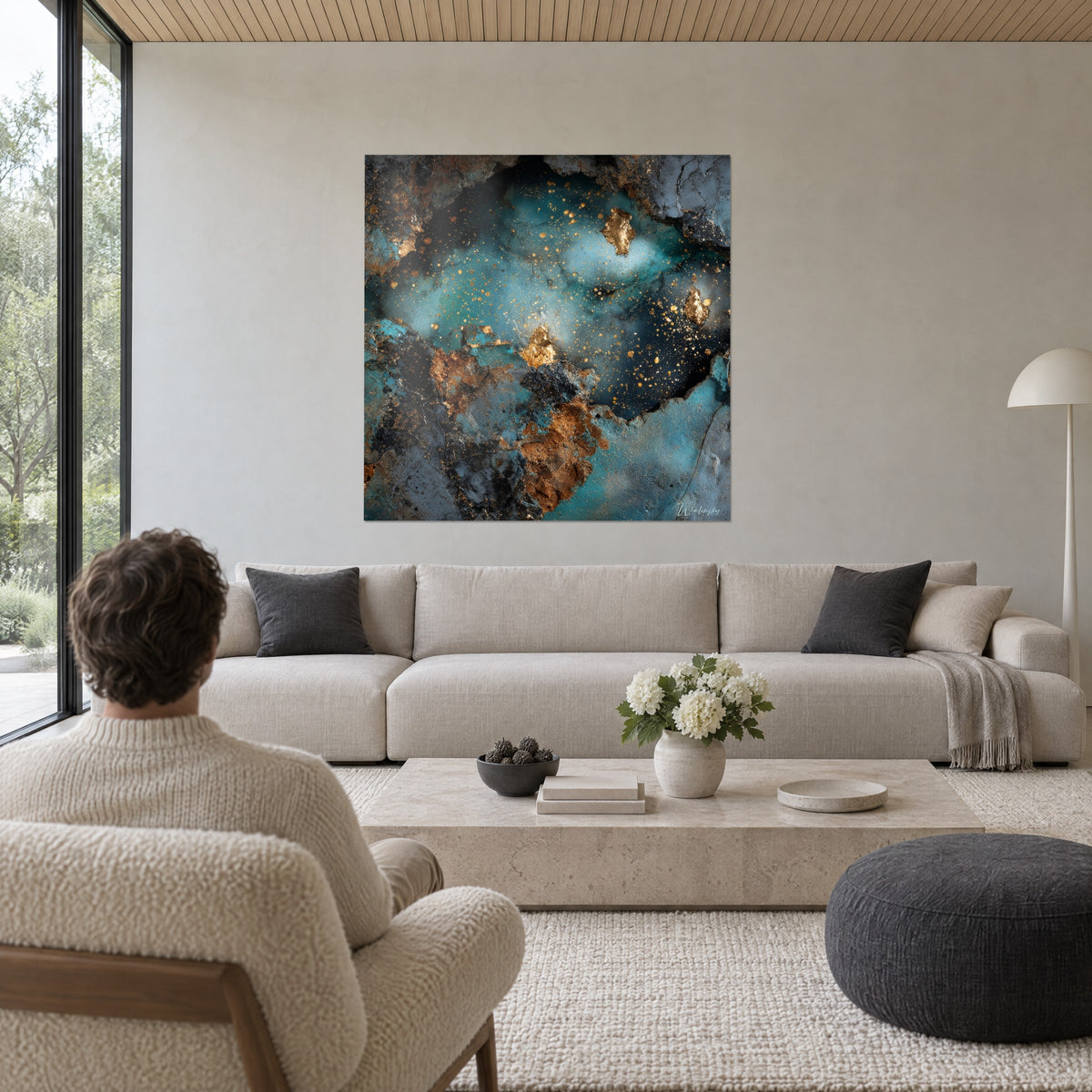 Cuadro nebulosa abstracta turquesa y dorada, destellos dorados sobre roca negra, encima de un sofá en un salón luminoso