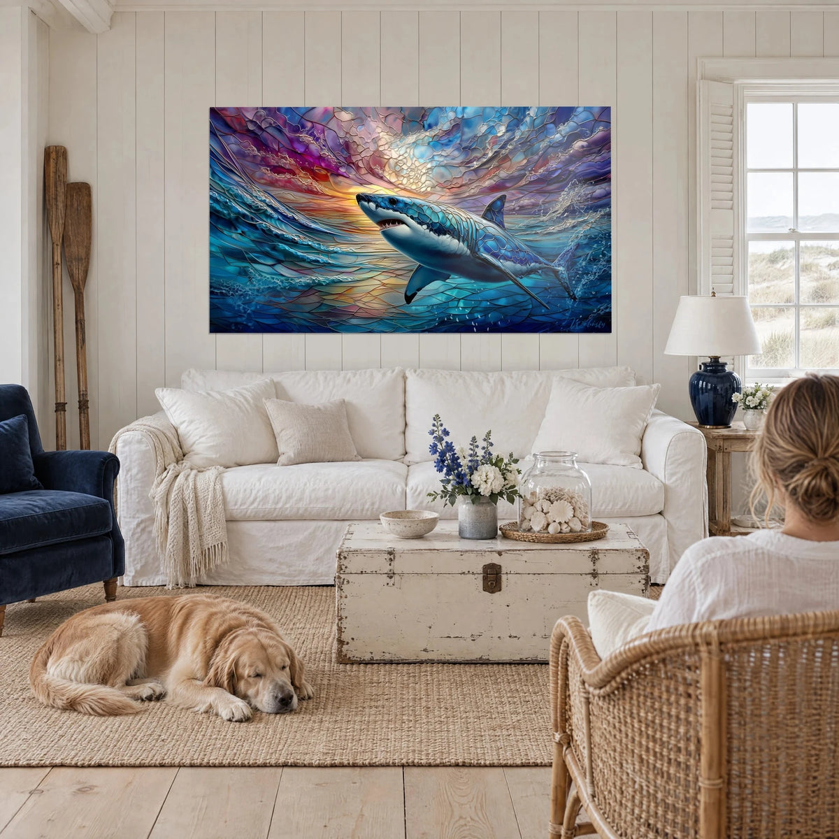 Gemälde Blauer Hai gleitet durch eine Glasmalerei-Welle, violetter und orangefarbener Himmel, über einem Sofa in einem hellen Wohnzimmer