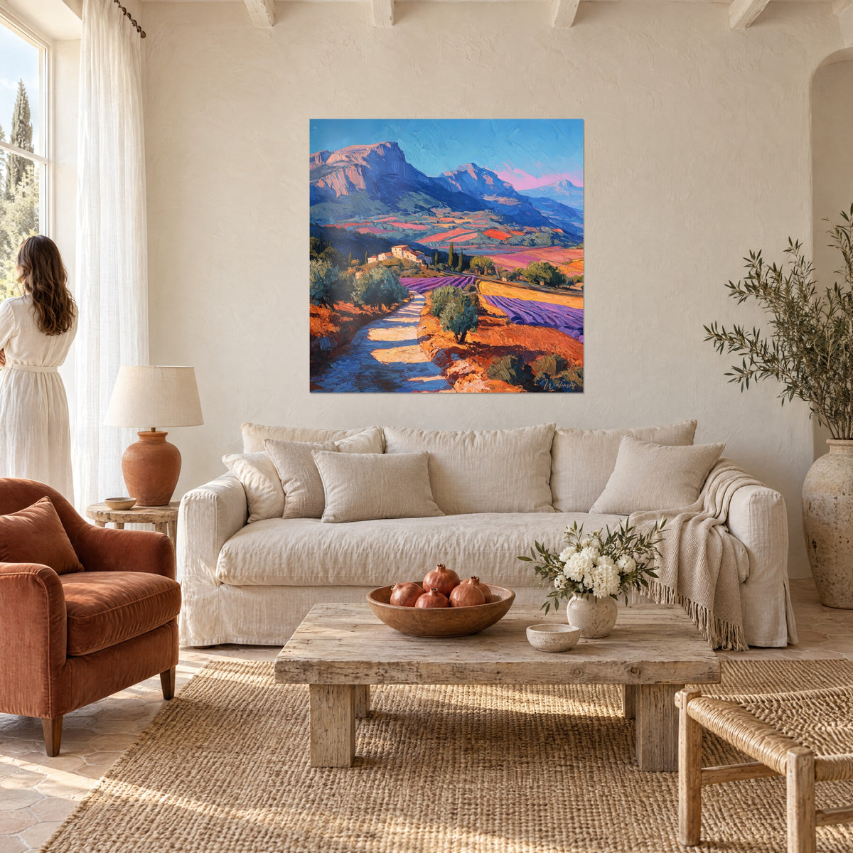 Cuadro paisaje provenzal con caminos de sombra azul y campos de lavanda morada, masía ocre, sobre un sofá en un salón luminoso