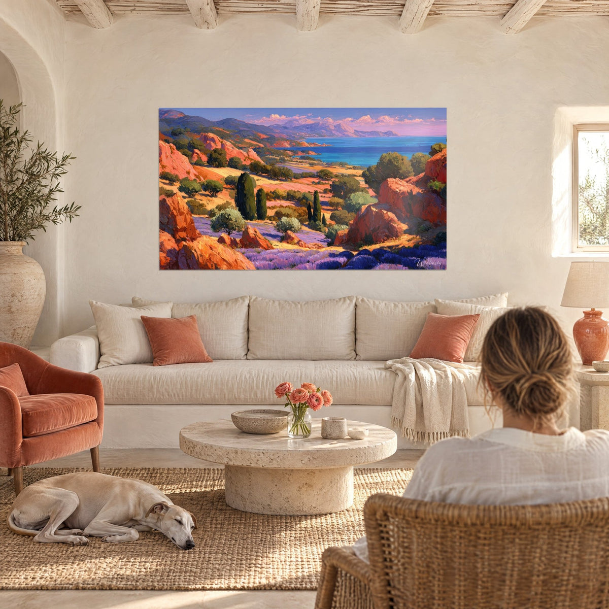 Tableau côte provençale aux roches roses, mer turquoise et lavande violette, au-dessus d'un canapé dans un salon lumineux
