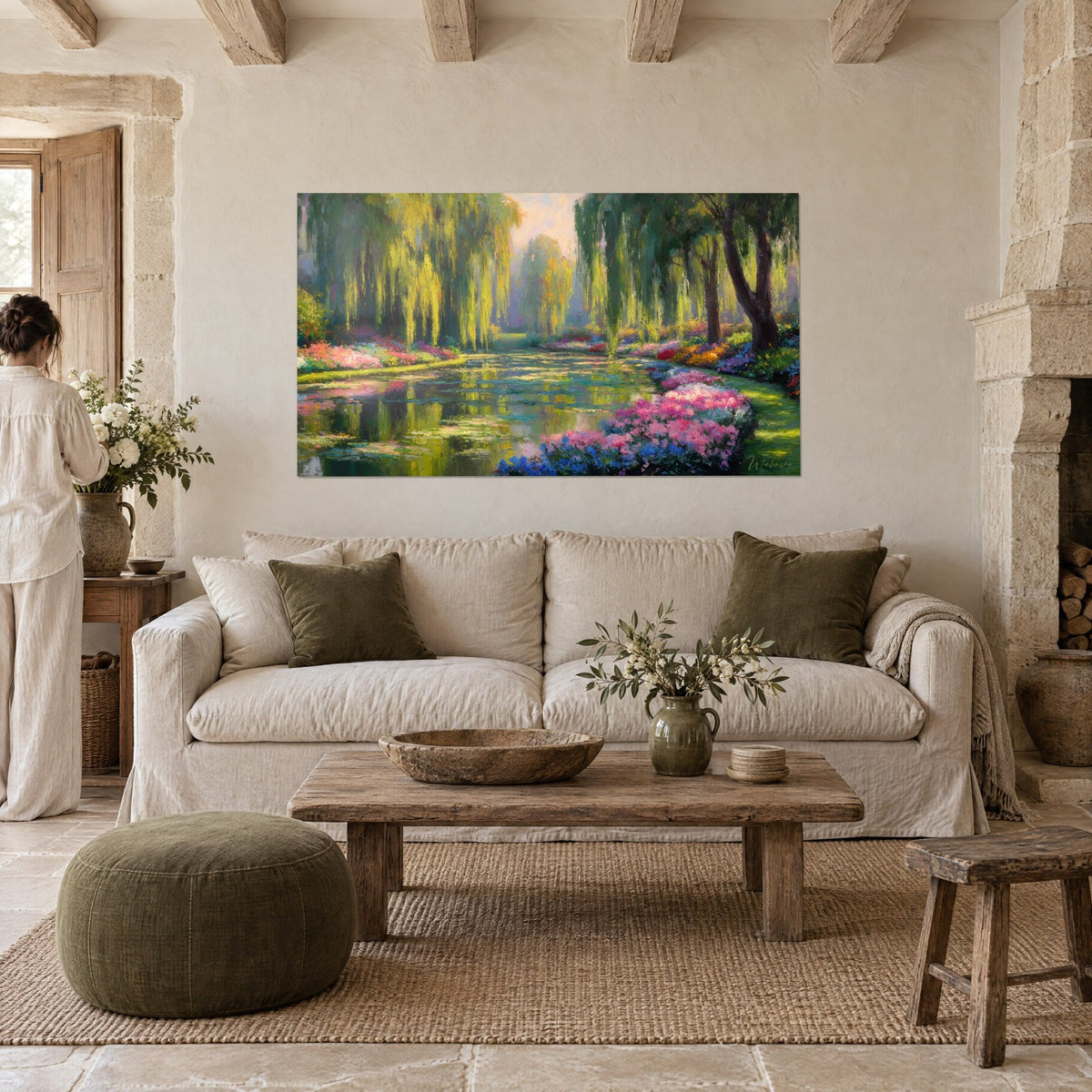 Gemälde Trauerweiden in Gelbgrün an einem rosa-blauen Teich, Frau von hinten, über einem Sofa in einem hellen Wohnzimmer
