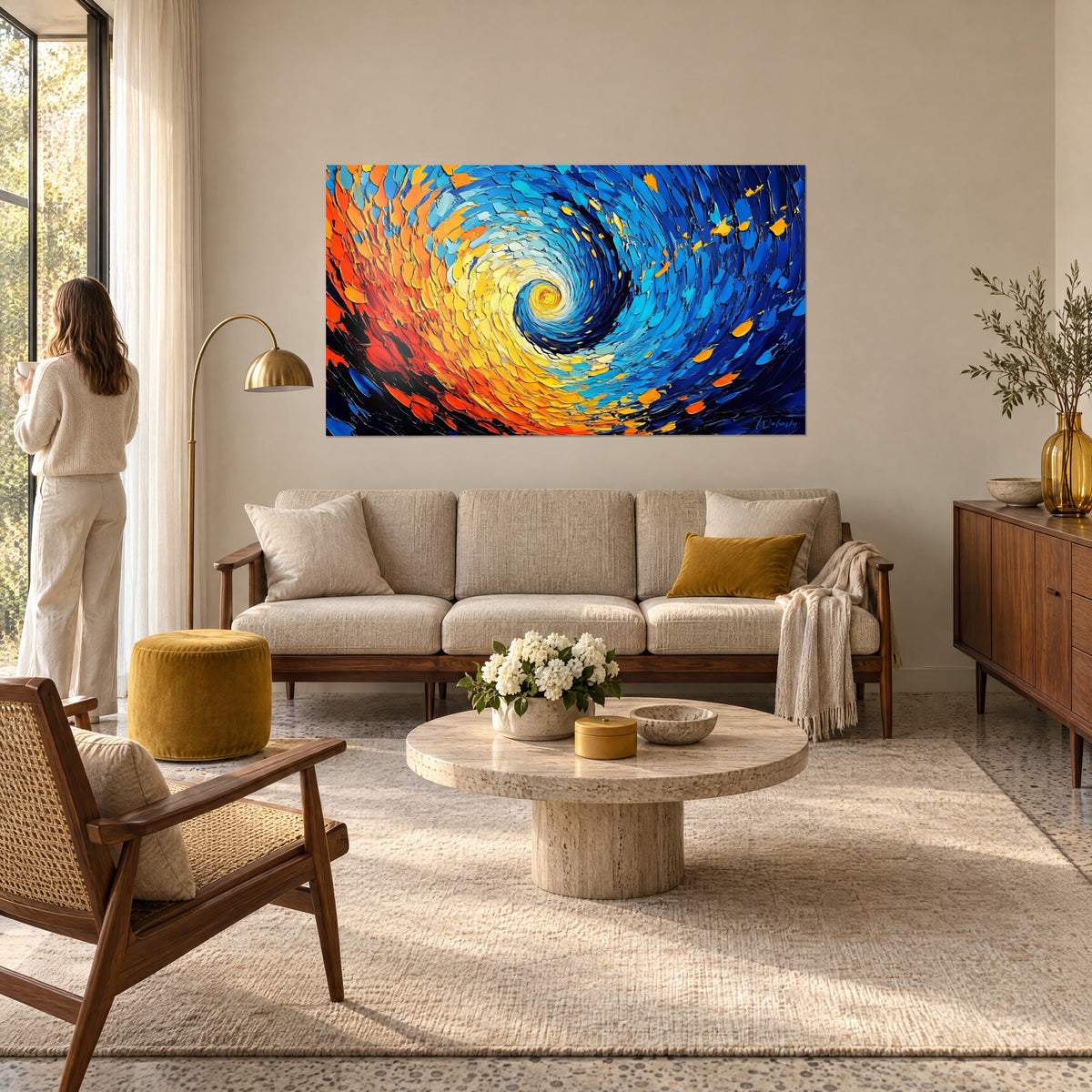 Quadro spirale cosmica con riflessi arancio e blu cobalto, pennellate spesse a spatola, sopra un divano in un soggiorno luminoso