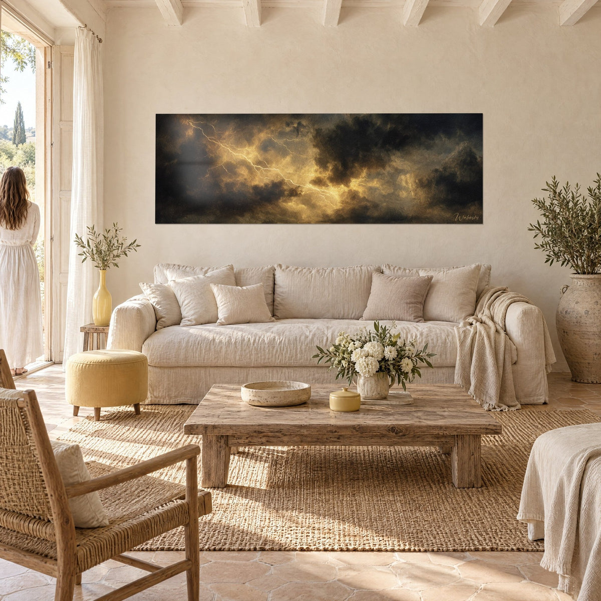 Tableau tempête électrique aux éclairs dorés zébrant des nuages noirs, femme de dos, au-dessus d'un canapé dans un salon lumineux
