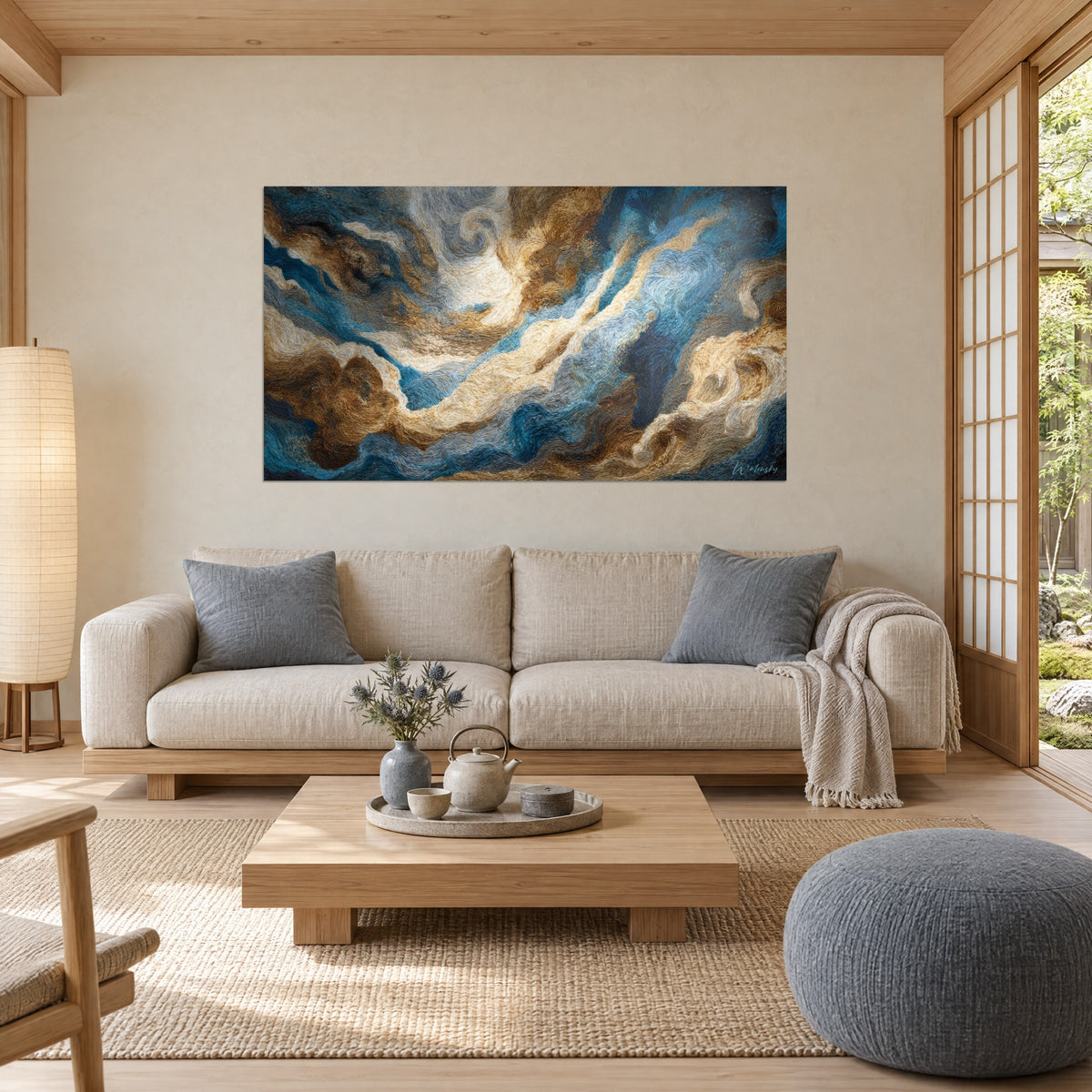 Tableau tempête marine aux volutes bleu cobalt et sable doré, texture striée, au-dessus d'un canapé dans un salon lumineux