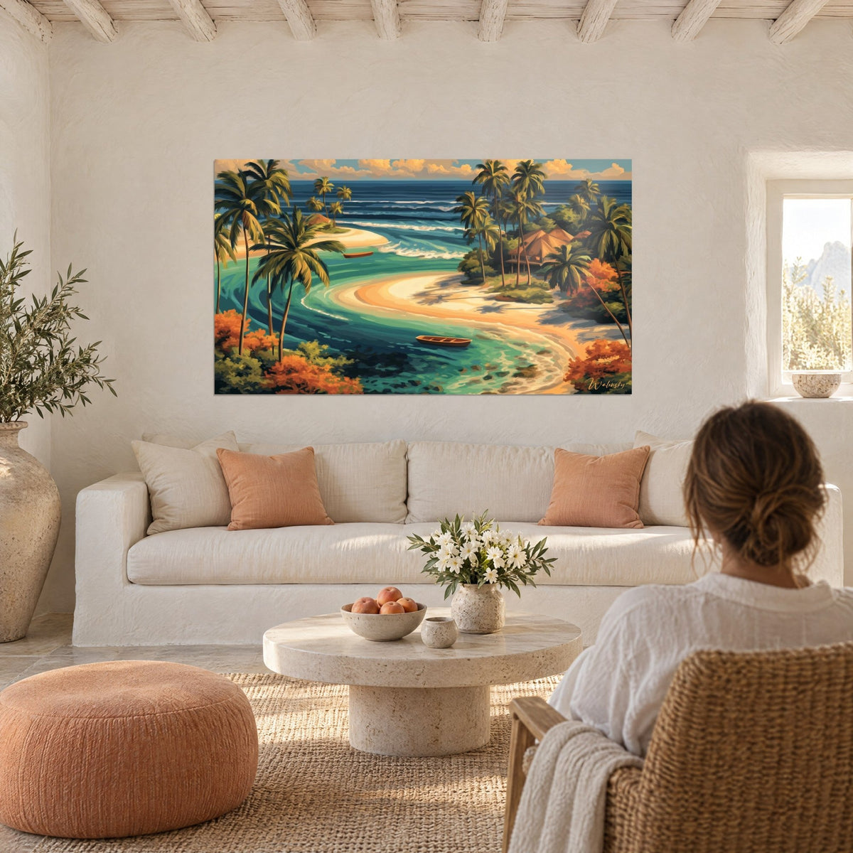 Cuadro bahía tropical con arenas doradas y aguas turquesa, palmeras inclinadas y follaje anaranjado, sobre un sofá en un salón luminoso