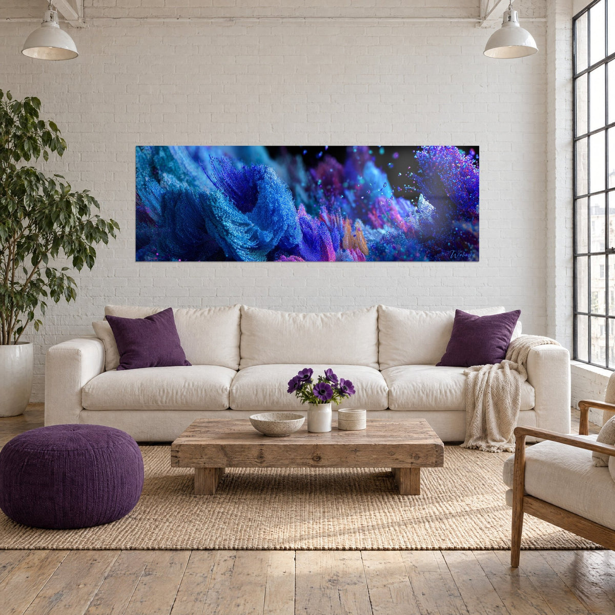 Quadro di un'onda cosmica di fibre blu elettrico e viola con riflessi rosati, sopra un divano in un soggiorno luminoso