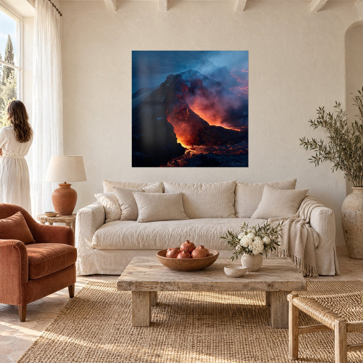 Tableau éruption volcanique aux coulées orange incandescent sur roche noire, fumées bleu nuit, au-dessus d'un canapé dans un salon lumineux