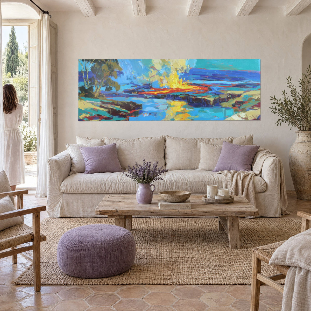 Tableau lave incandescente sur mer bleu outremer, rouge et jaune éclatants, au-dessus d'un canapé dans un salon lumineux