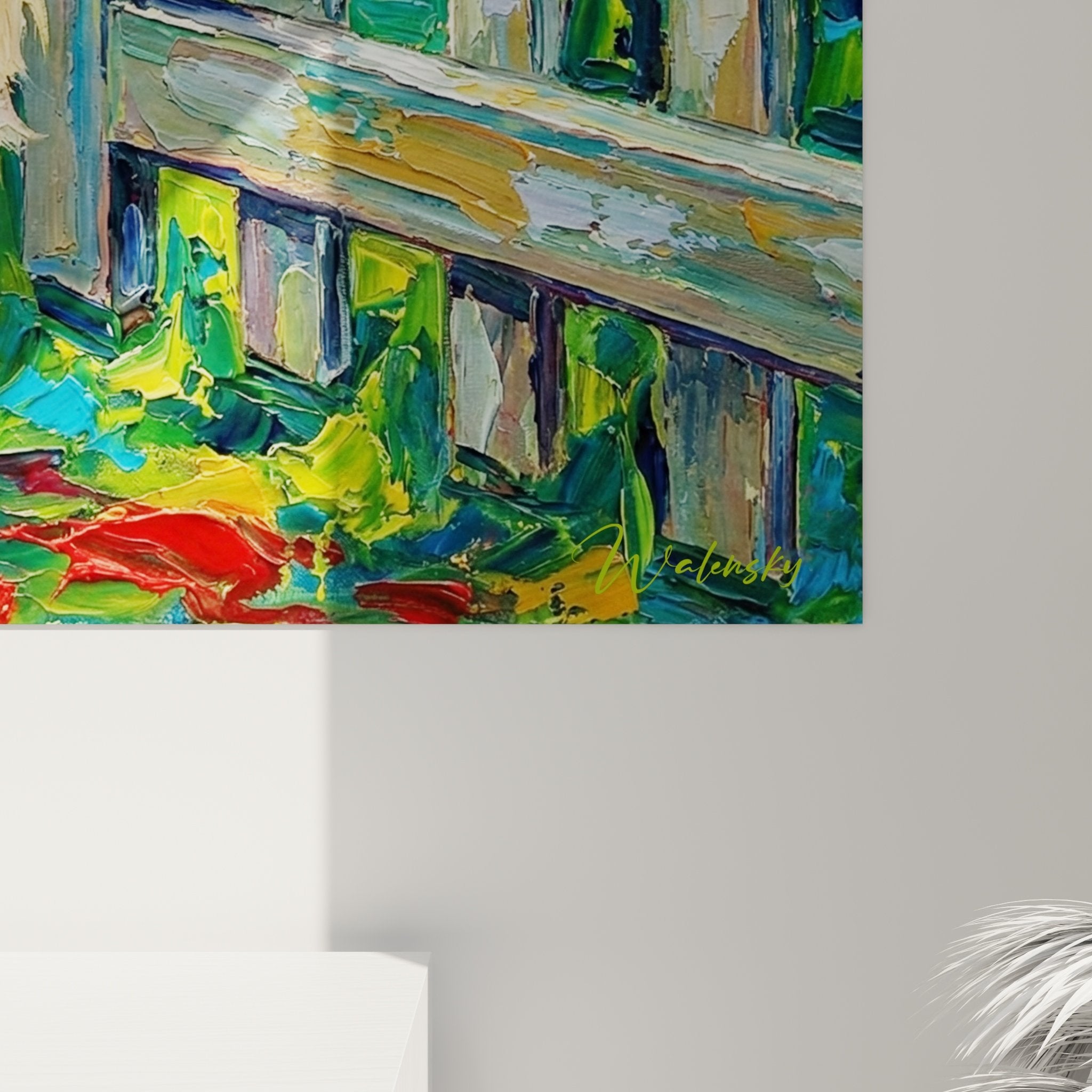 Vista d'insieme del quadro Cane Farfalla in un interno contemporaneo con illuminazione d'ambiente