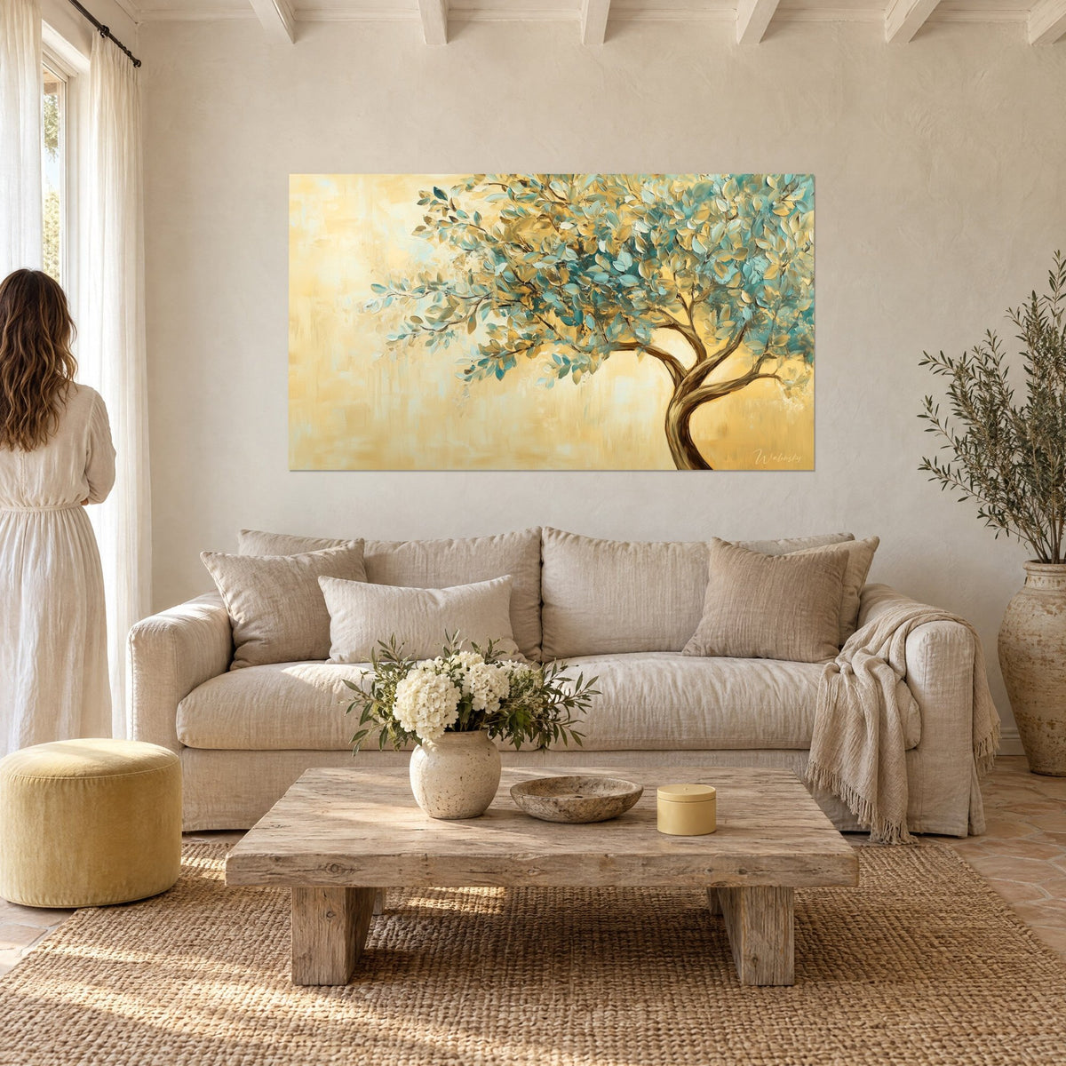 Schilderij olijfboom met turquoise en gouden bladeren, gedraaide bruine stam, boven een bank in een lichte woonkamer
