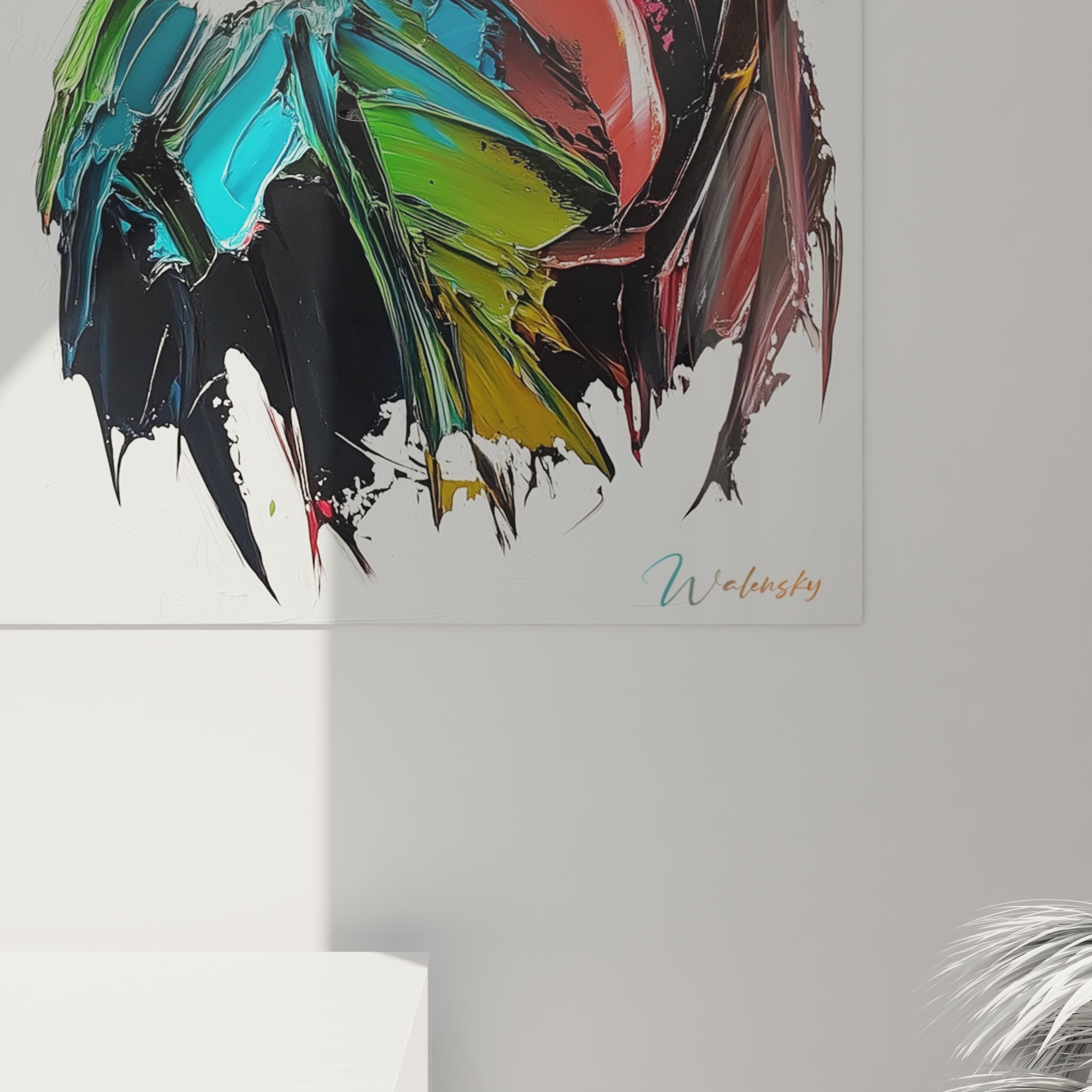 Tableau toucan coloré signé Walensky accroché sur un mur blanc d'intérieur moderne