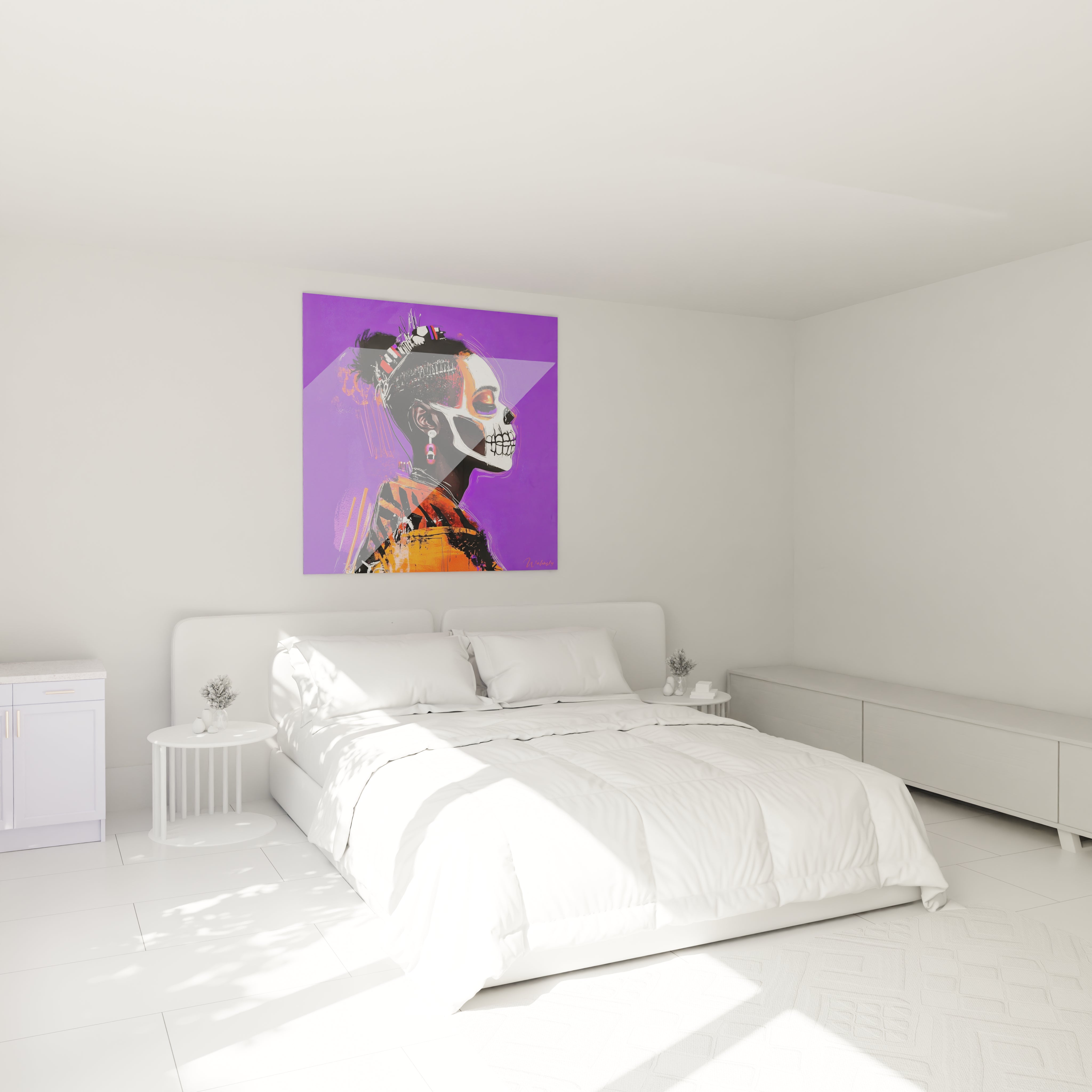 Tableau africain mural Walensky avec portrait coloré sur fond violet dans une chambre moderne blanche