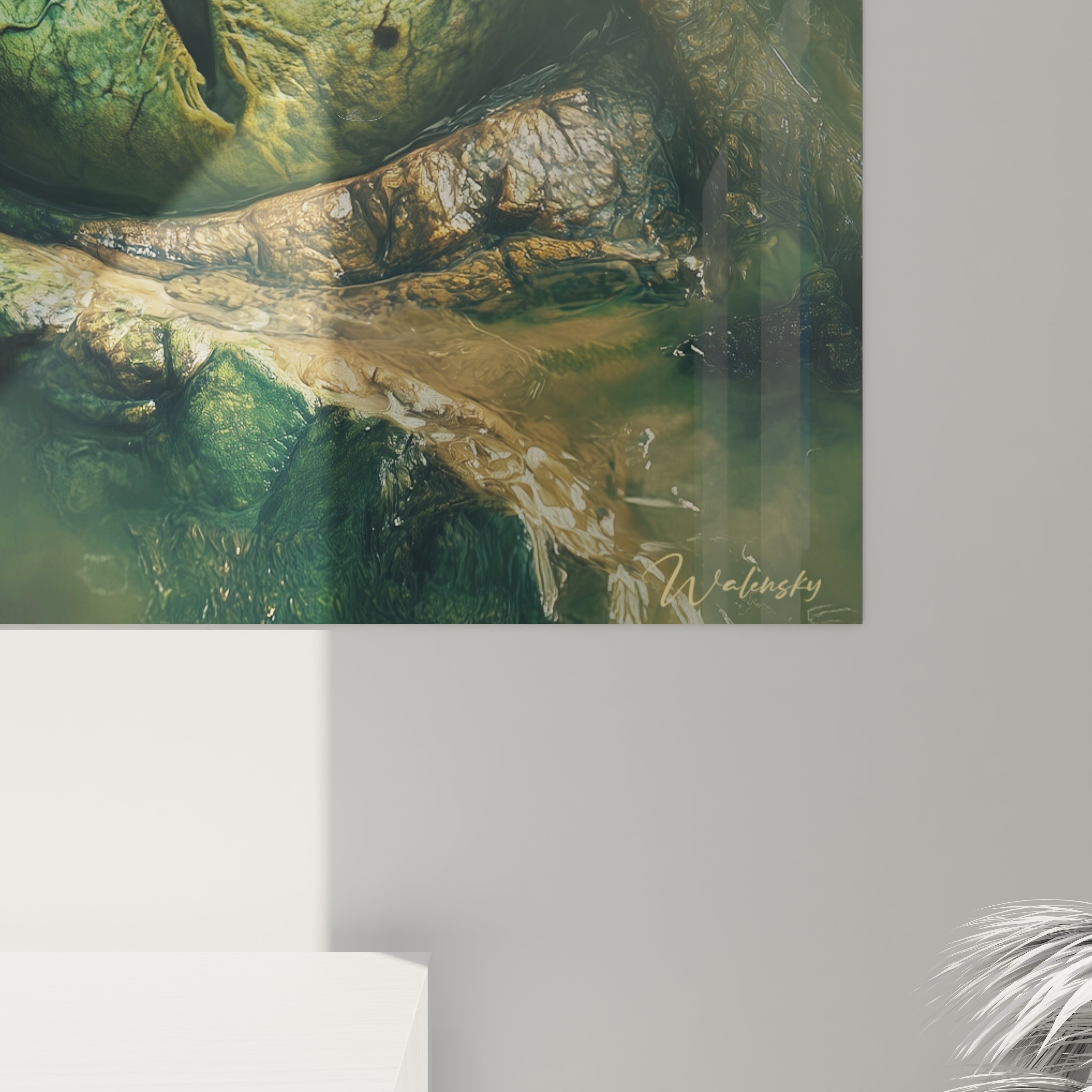 Tableau œil d'animal Walensky aux tons verts et marron accroché sur un mur gris clair