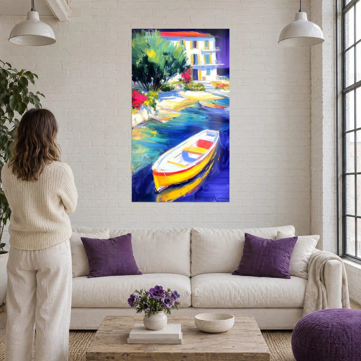 Tableau barque jaune et blanche sur eau turquoise, villa aux volets ocre, bougainvilliers rose vif, au-dessus d'un canapé dans un salon lumineux