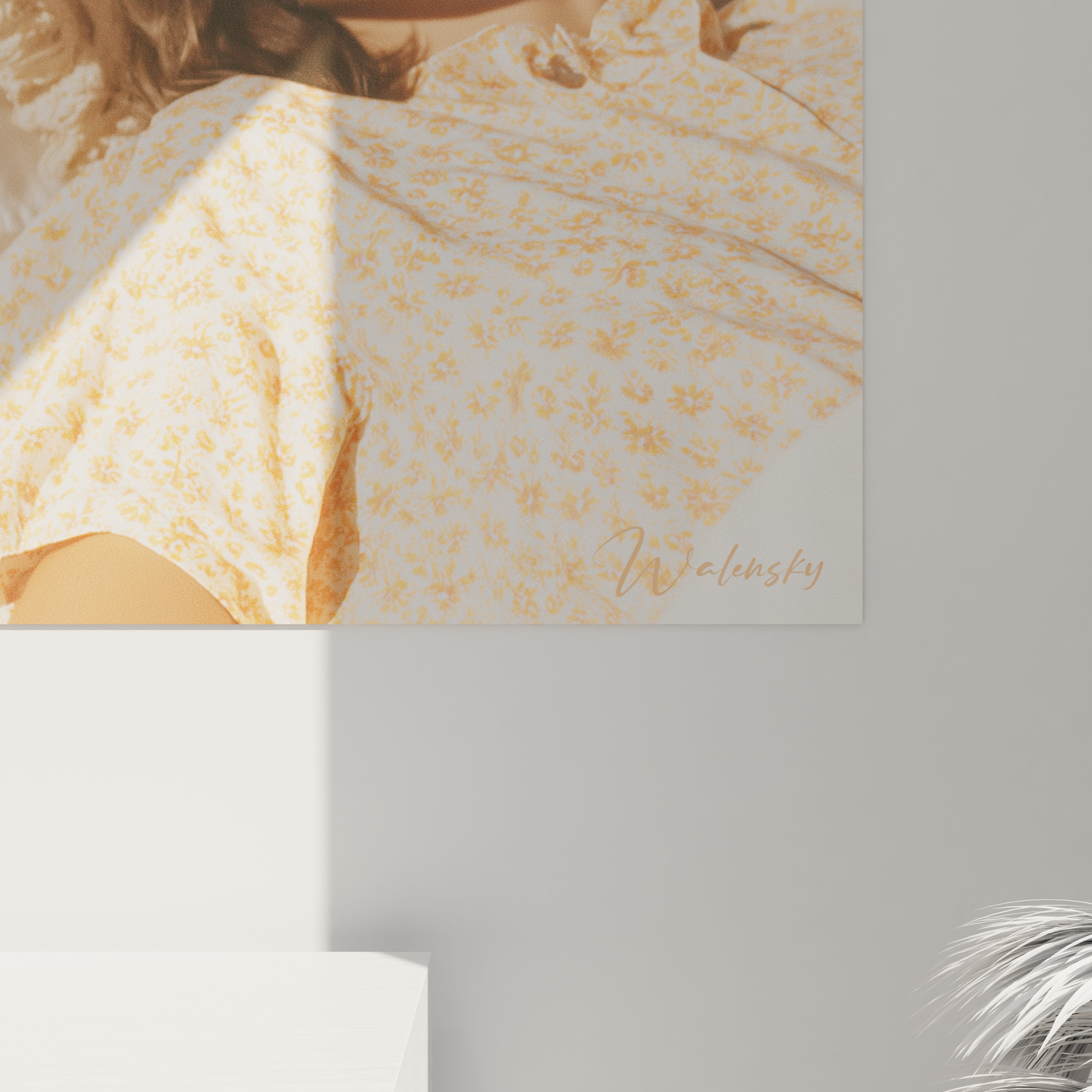tableau femme au chapeau Walensky montrant un portrait partiel en robe jaune a fleurs sur mur gris