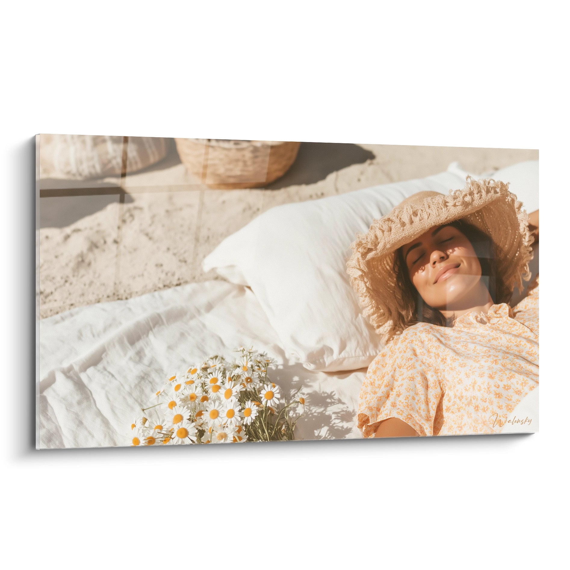 Tableau mural Walensky tableau femme au chapeau montrant femme allongee sur la plage chapeau de paille et marguerites