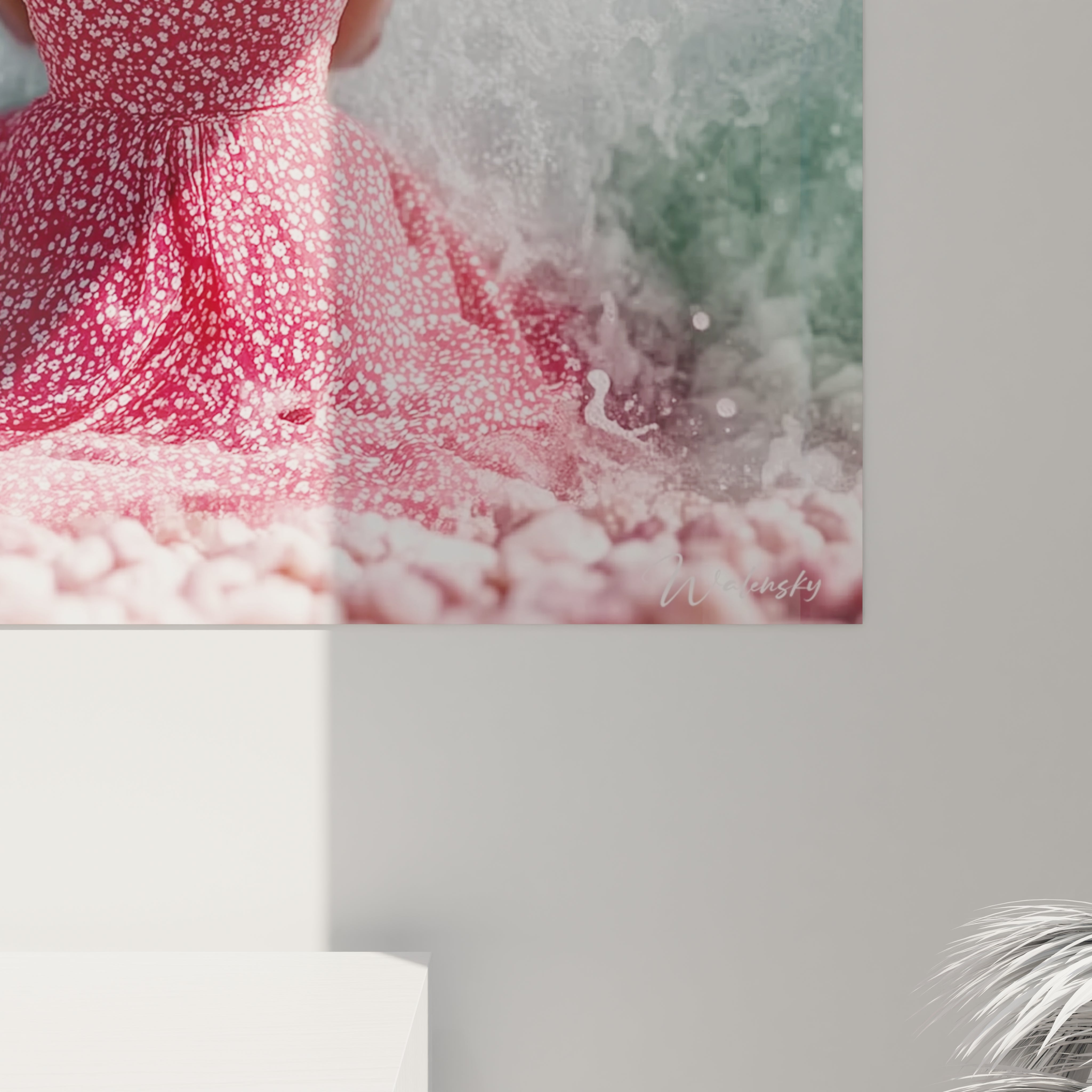 tableau femme plage moderne impression Walensky femme en robe rose assise sur galets au bord de mer