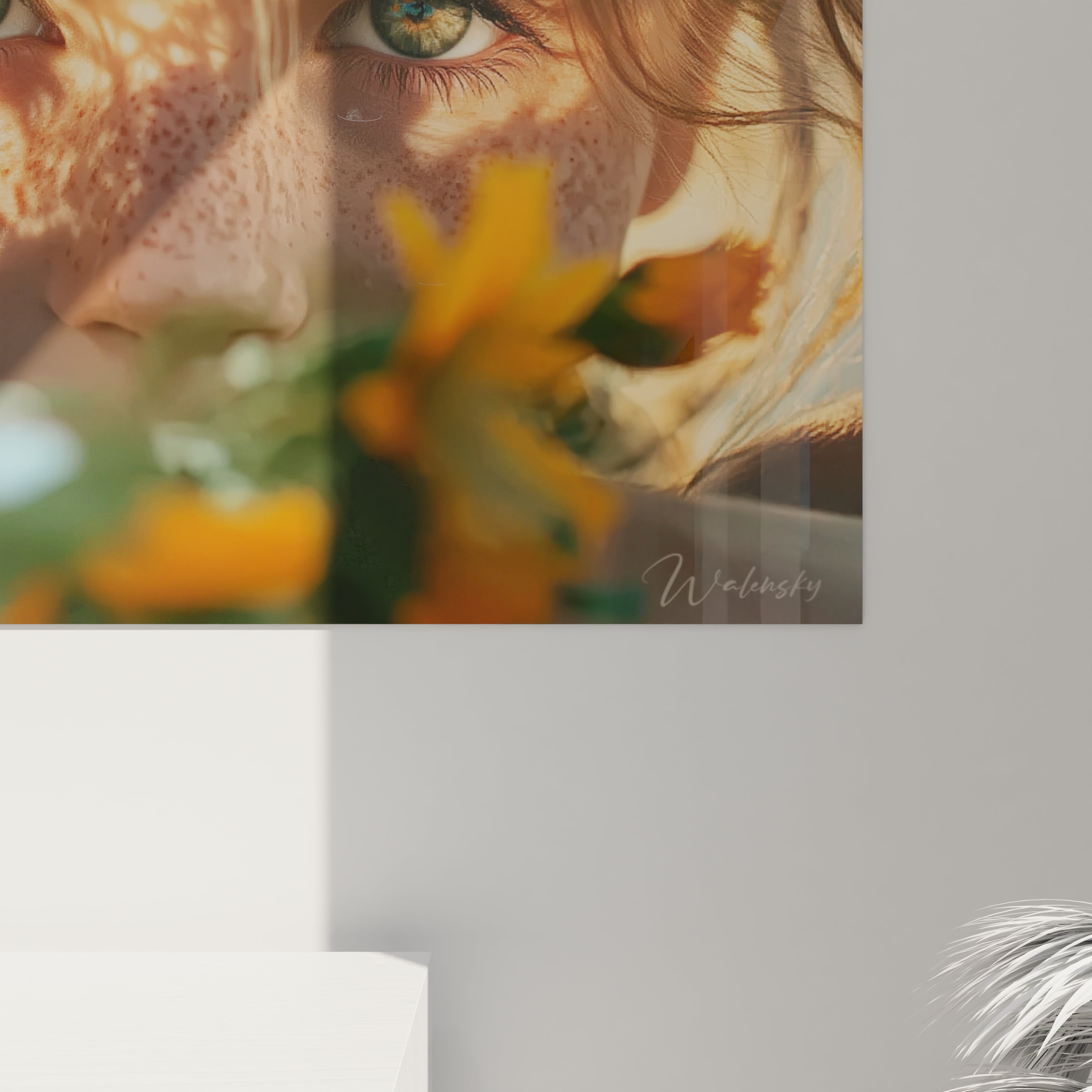 tableau portrait mural fleuri Walensky gros plan d un visage feminin avec fleurs jaunes et jeu de lumiere