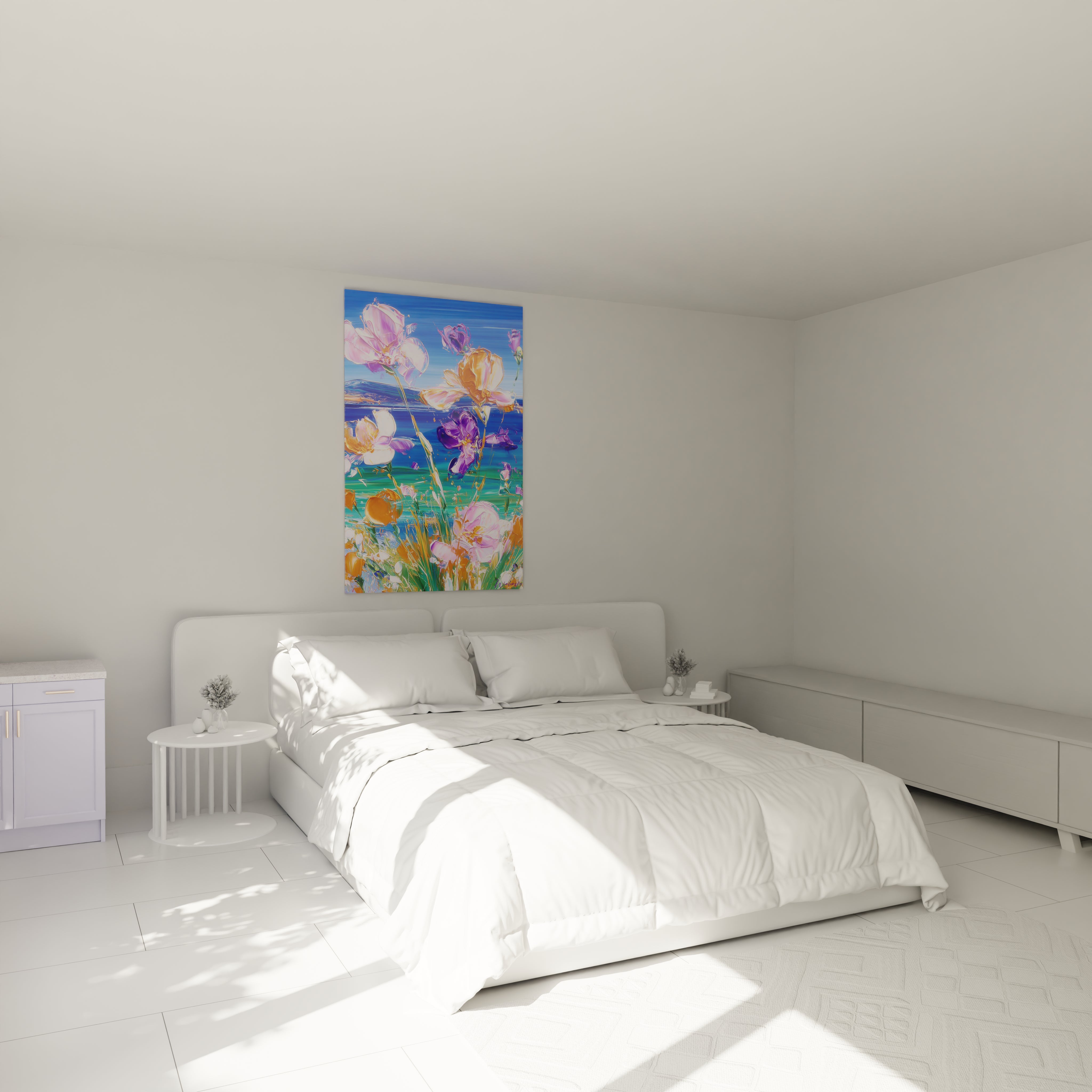Chambre minimaliste blanche avec grand lit et tableau impressionnisme fleurs violettes de Walensky au dessus