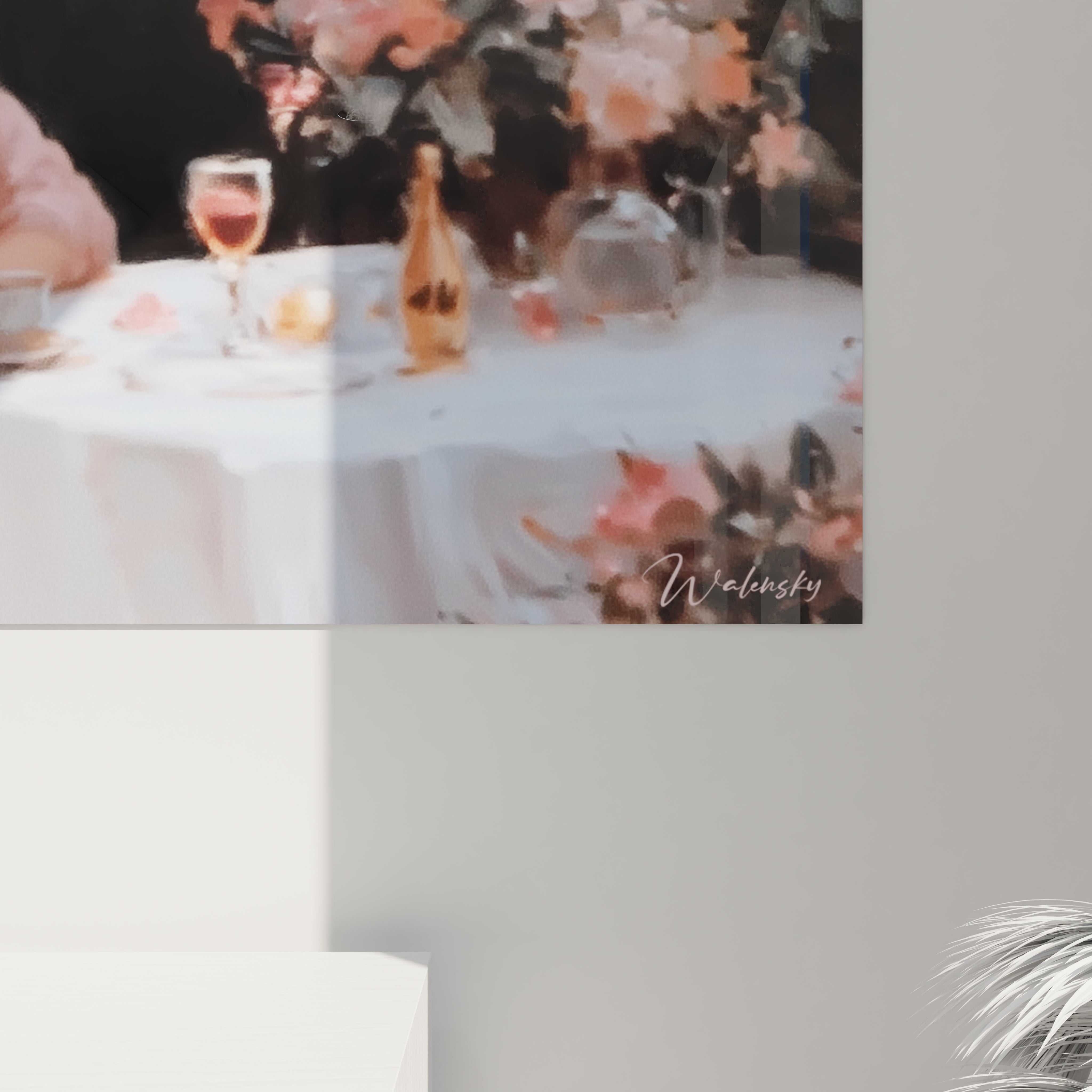 Tableau mural Walensky représentant une table de café romantique avec verre bouteille et fleurs tableau café parisien classique