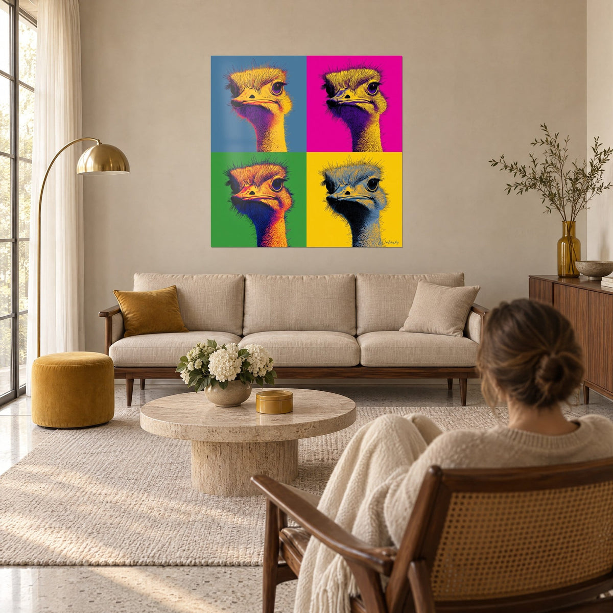 Πίνακας στρουθοκαμήλου σε στυλ pop art, τέσσερα κεφάλια σε κρόκο σε μπλε, ροζ και πράσινα φόντα, πάνω από έναν καναπέ σε φωτεινό σαλόνι
