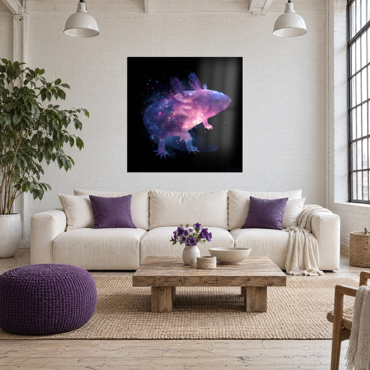 Schilderij kosmische axolotl met roze veervormige kieuwen, paarse en blauwe melkweg op zwarte achtergrond, boven een bank in een lichte woonkamer