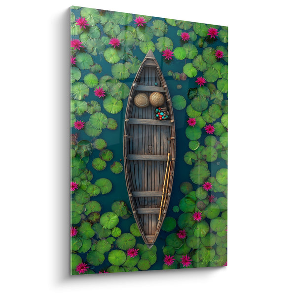 Cuadro Barco de Madera sobre Estanque con Nenúfares Rosas y Foliage Verde - Serenidad Acuática - Edición Nenúfar