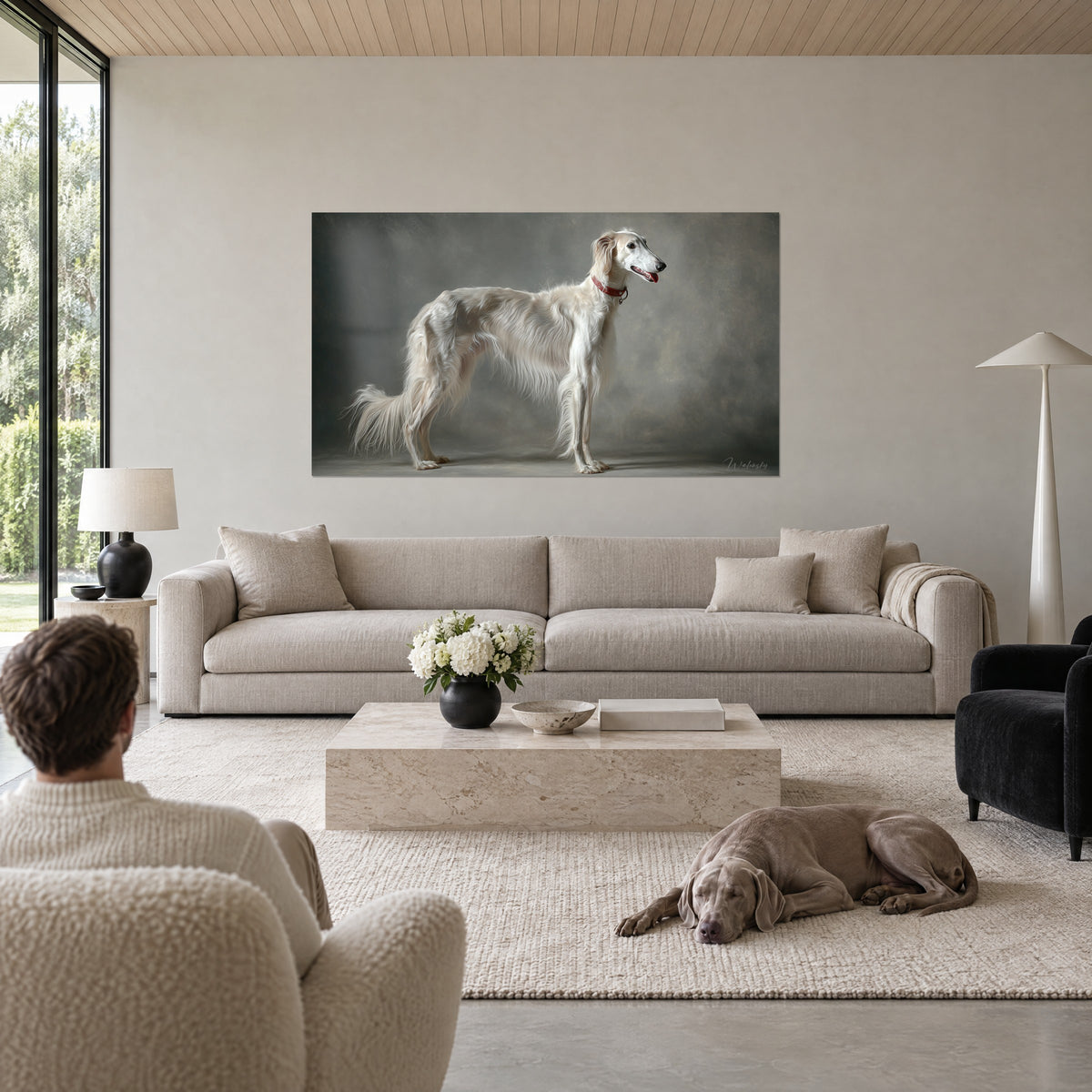 Schilderij witte barzoi windhond met rode halsband, in profiel voor een grijsgroene achtergrond, boven een bank in een lichte woonkamer