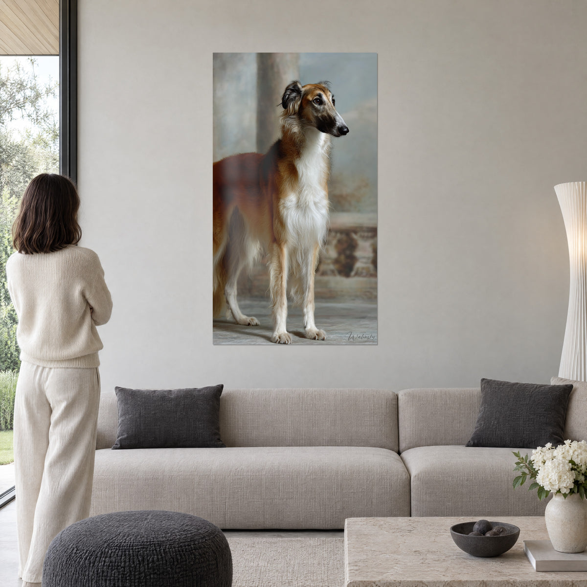 Schilderij van een roodharige en witte barzoi-hond, fijne snuit in profiel, gepatineerde blauwgrijze achtergrond, boven een bank in een lichte woonkamer