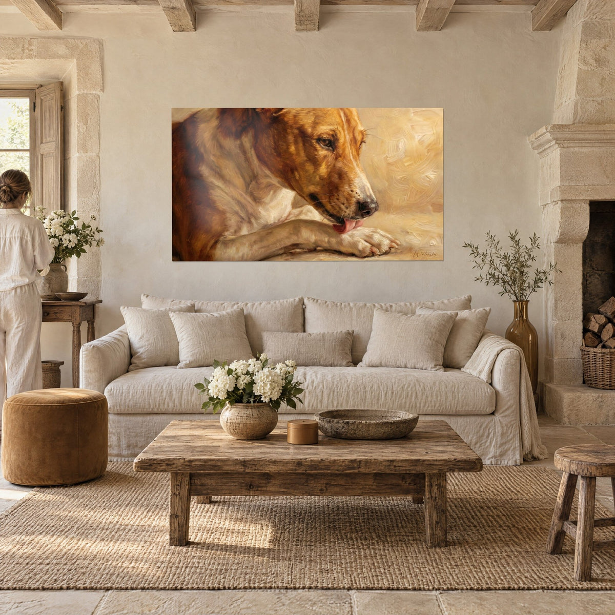 Gemälde eines rothaarigen Hundes, der seine cremefarbene Pfote leckt, bernsteinfarbenes Fell und beiger Hintergrund, Person von hinten, über einem Sofa in einem hellen Wohnzimmer