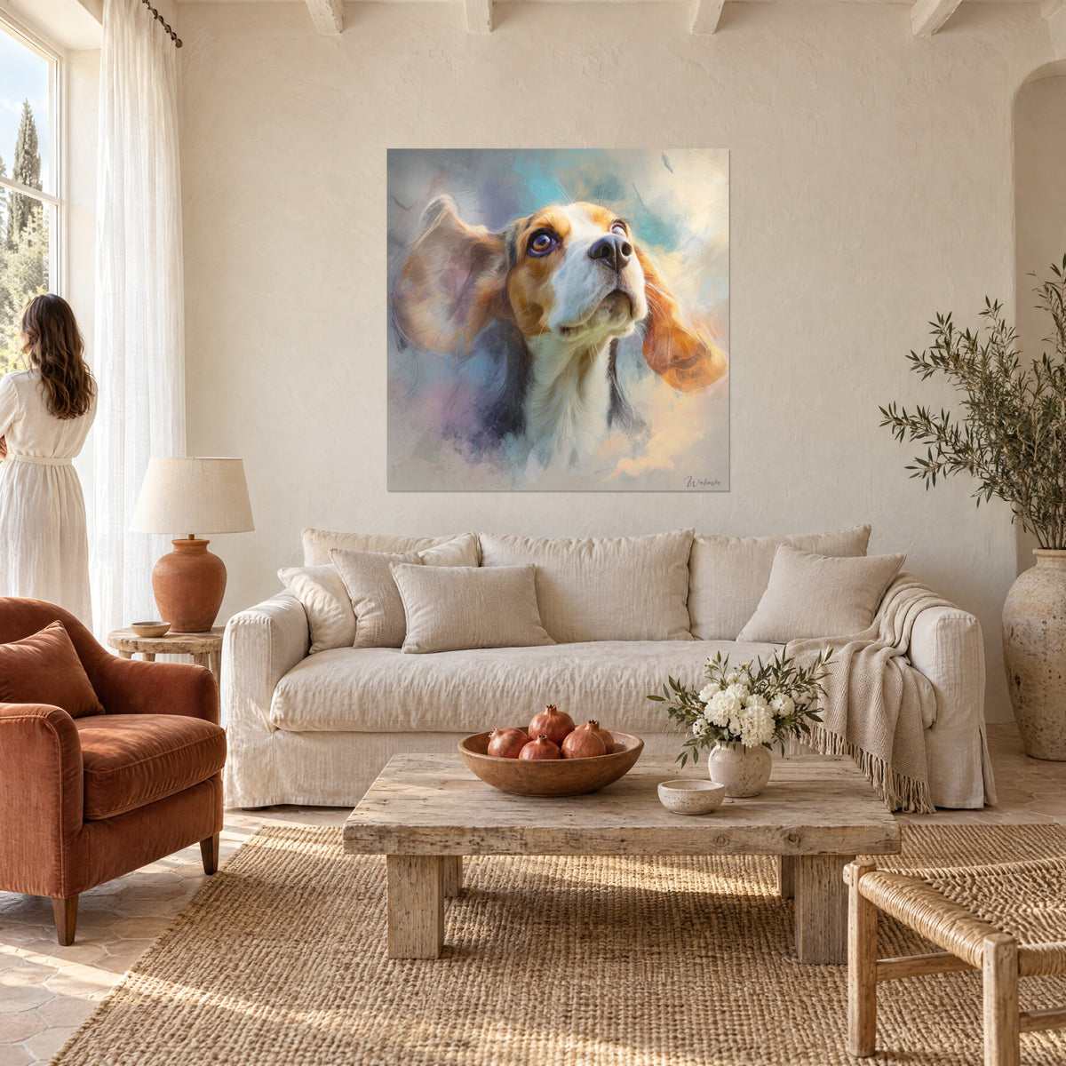 Πίνακας beagle με μεγάλα χρυσά αυτιά και κεχριμπαρένιο βλέμμα σε τιρκουάζ φόντο, πάνω από καναπέ σε φωτεινό σαλόνι